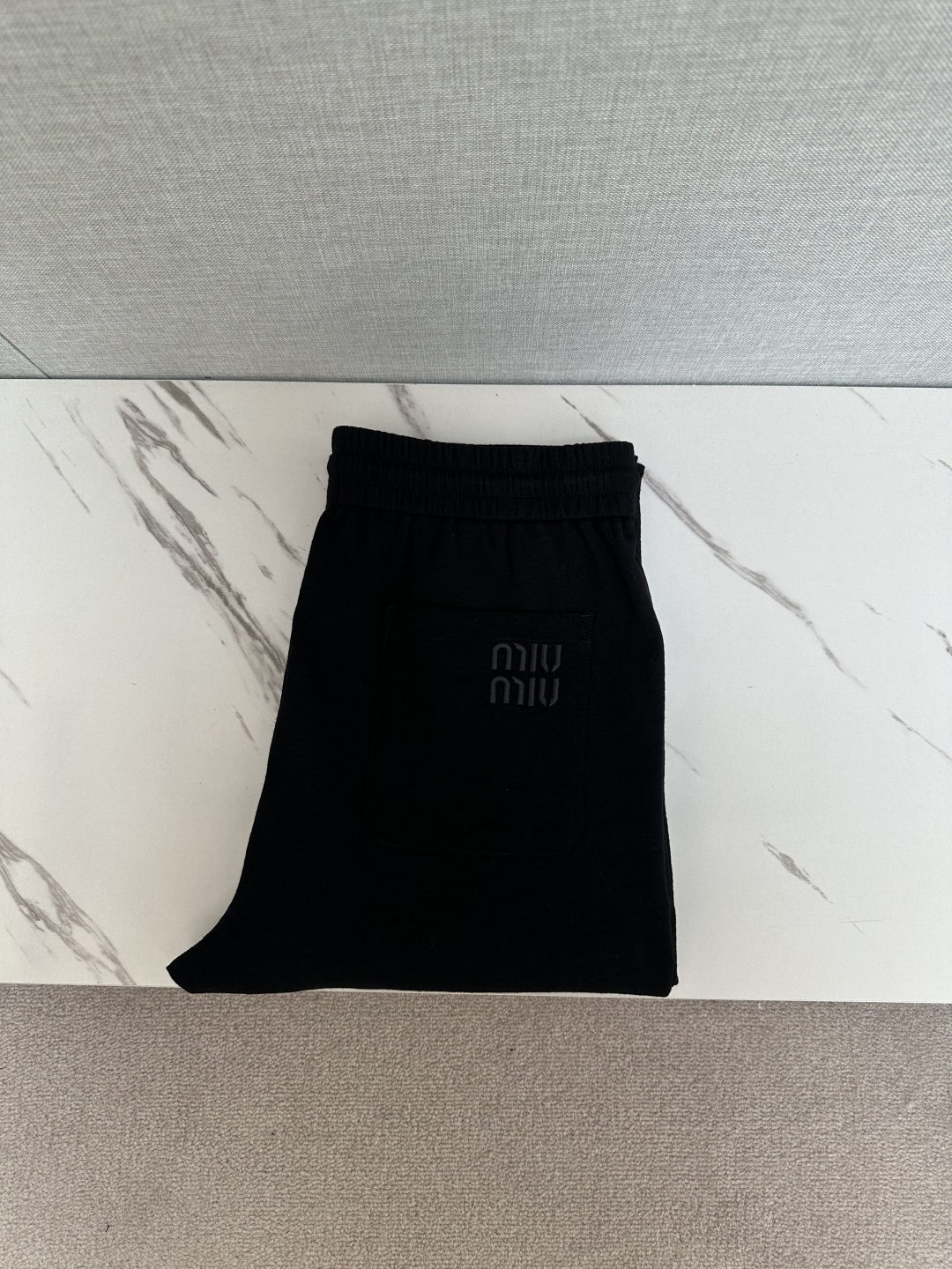 NO:571947,Miu Miu 2025 Autumn and Winter customized casual pants. Clean and neat tailoring, full of urban style. Made of worsted fabric that feels soft and waxy. The upper body effect is stylish. The classic logo design is very beautiful. So many top-quality raw materials create high-end products with unparalleled value. The first choice for high-end fashion people. Sizes M-3XL, alexander wang19860909缪缪 2025 秋冬定制休闲裤 干净利落剪裁,都市风十足 采用精纺面料手感软糯.上身效果有型.经典logo设计非常好看如此众多的顶级原料,打造出价值感无与伦比的高端产品,高端潮流时尚人士首选 尺码M-3XL,,alexander wang,Men's clothing