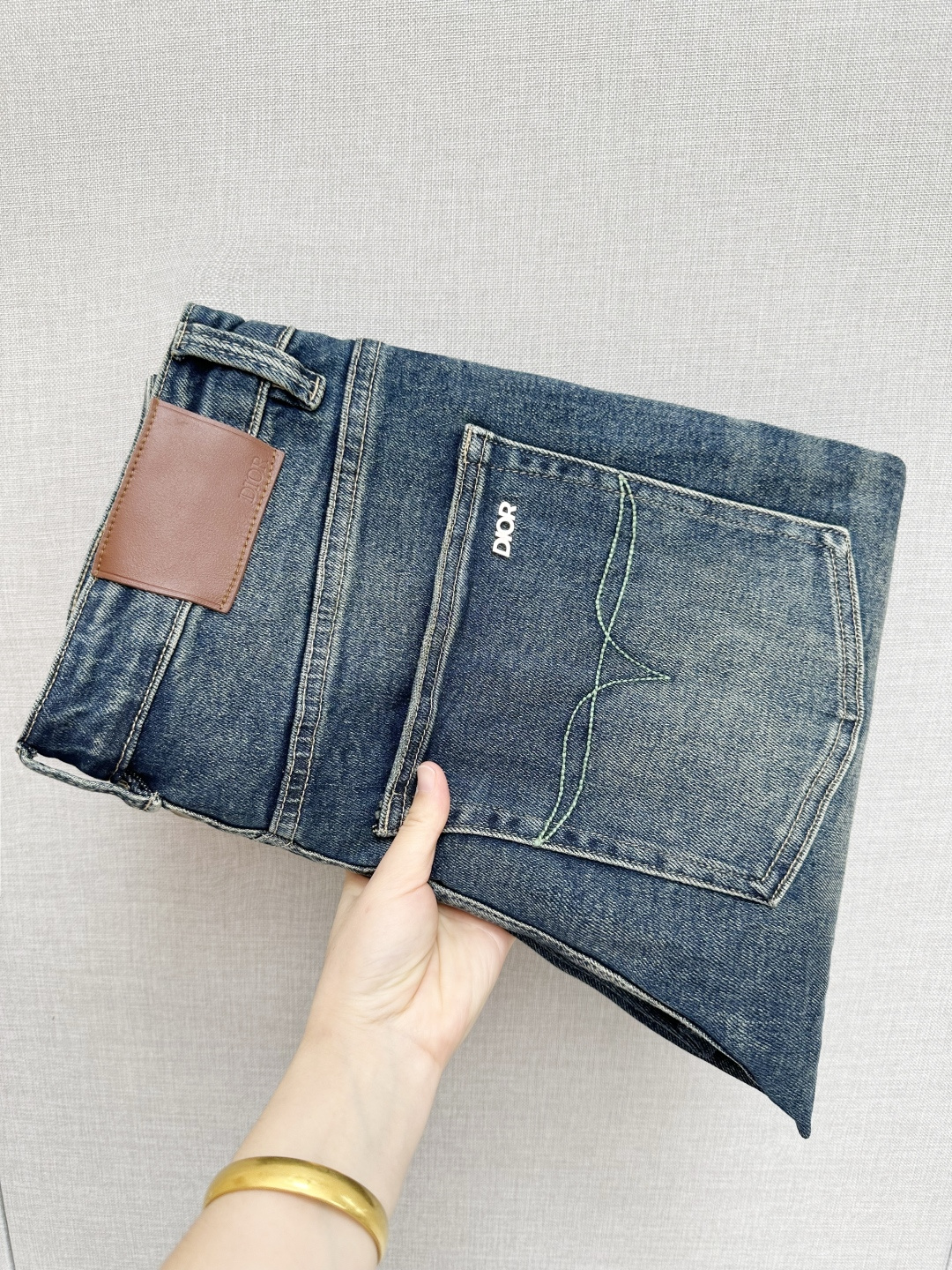 NO:572951,DIOR official website counters are available for sale at the same time, the original order is very good, a super stylish pair of jeans, customized original washed denim fabric, unique design, top-notch printing technology letter pattern logo, original hardware accessories decoration, an extremely outstanding pair of jeans, the materials and craftsmanship are extremely luxurious and exquisite, extremely high-grade, handsome and stylish upper body, recommended, size 29-36, dior,jeans,alexander wang19860909DIOR 官网专柜同步有售,原单狠货,超级有范儿的一款牛仔裤,定制原版水洗牛仔面料,独特设计,顶级印花工艺字母图案logo,原版五金辅料装饰,极为翘楚的一款牛仔裤,用料与工艺都极致奢华精湛,档次极高,上身帅气有型,推荐,码数29—36,,dior,jeans,alexander wang,Men's clothing