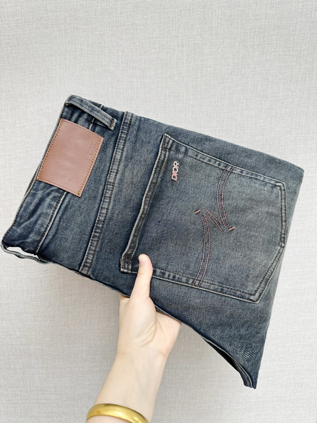 NO:572955,DIOR official website counters are available for sale at the same time, the original order is very good, a super stylish pair of jeans, customized original washed denim fabric, unique design, top-notch printing technology letter pattern logo, original hardware accessories decoration, an extremely outstanding pair of jeans, the materials and craftsmanship are extremely luxurious and exquisite, extremely high-grade, handsome and stylish upper body, recommended, size 29-36, dior,jeans,alexander wang19860909DIOR 官网专柜同步有售,原单狠货,超级有范儿的一款牛仔裤,定制原版水洗牛仔面料,独特设计,顶级印花工艺字母图案logo,原版五金辅料装饰,极为翘楚的一款牛仔裤,用料与工艺都极致奢华精湛,档次极高,上身帅气有型,推荐,码数29—36,,dior,jeans,alexander wang,Men's clothing