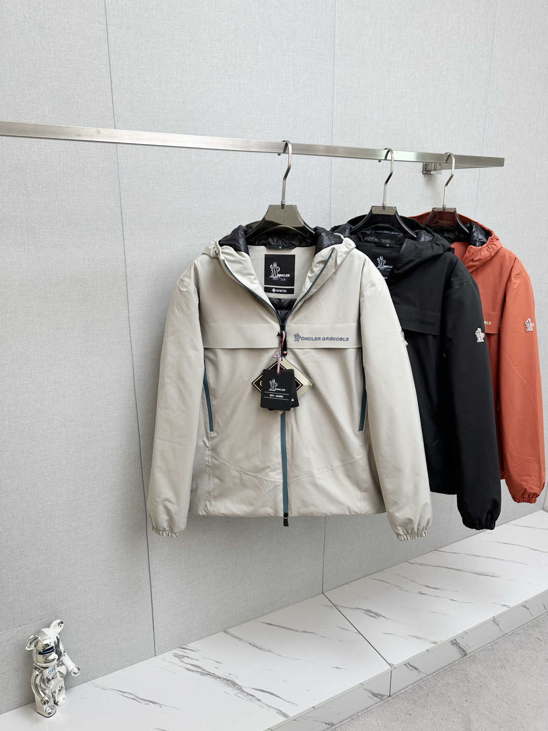 NO:597390,Fall/Winter 25 Moncler Grenoble Men's Hooded Ski Jacket Sizes 1/2/3/4/5 As part of the Moncler Grenoble men's collection, the Shipton hooded down jacket combines premium style with technical performance. Designed for those who value performance and aesthetics, the Shipton jacket is made from 3L GORE-TEX  Made of fabric that is durable and waterproof and windproof while maintaining excellent breathability. This utility jacket features a hood and waterproof zipper Designed for outdoor activities Made of 3L GORE-TEX plain fabric Heat-sealed seams Adjustable hood with visor  polyamide/nylon,,Moncler,jackets & coats,down jacket,hats,alexander wang1986090925秋冬Moncler Grenoble 盟可睐 男士 连帽滑雪夹克 尺码1/2/3/4/5 作为 Moncler Grenoble 男士系列的一部分,这款 Shipton 连帽羽绒服夹克将高级风格与技术性能融为一体 这款 Shipton 夹克专为注重性能和审美的人士而设计,采用 3L GORE-TEX 面料制成,这种面料经久耐用,防水防风,同时保持出色的透气性.这款实用夹克配有兜帽和防水拉链 专为户外活动而设计 采用 3L GORE-TEX 平纹面料制成 热封接缝 带遮阳板的可调节兜帽 YKK AquaGuard 高防水双向拉链开合 斜切 RECCO 反射器 可调节袖口 抽绳下摆 徽标详细信息 成分 底布 聚酰胺/尼龙,,Moncler,jackets & coats,down jacket,hats,alexander wang,Men's clothing