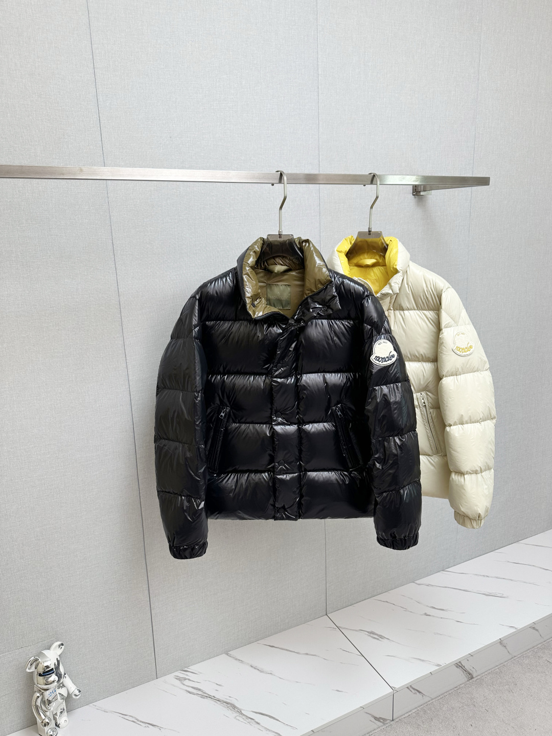 NO:597392,Moncler Moncler's new product Tripiti men's short down jacket. The Tripiti down jacket is made of functional glossy nylon fabric, which is comfortable and warm without being heavy. The chenille logo patch highlights the essence of the brand. Style number 1952 Size 12345 Color black white,,Moncler,jackets & coats,jackets & coats,down jacket,alexander wang19860909Moncler盟可睐 新品 Tripiti男士短款羽绒夹克外套,Tripiti羽绒夹克采用功能性亮面尼龙面料制成,舒适保暖而不显厚重.雪尼尔标识贴片彰显品牌精髓. 款号大标1952 尺码12345 颜色黑色 白色,,Moncler,jackets & coats,jackets & coats,down jacket,alexander wang,Men's clothing