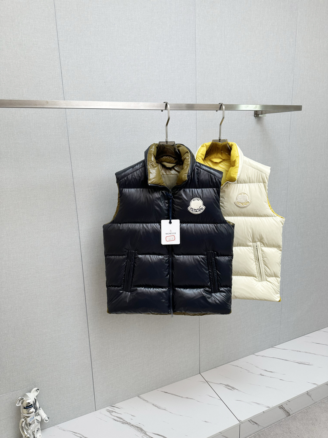 NO:597394,Moncler down vest. New product Tripiti men's short down jacket. The Tripiti down jacket is made of functional glossy nylon fabric, which is comfortable and warm without being heavy. The chenille logo patch highlights the essence of the brand. Size 12345 Color black white,,Moncler,jackets & coats,jackets & coats,down jacket,alexander wang19860909Moncler盟可睐 羽绒马甲.新品 Tripiti男士短款羽绒夹克外套,Tripiti羽绒夹克采用功能性亮面尼龙面料制成,舒适保暖而不显厚重.雪尼尔标识贴片彰显品牌精髓. 尺码12345 颜色黑色 白色,,Moncler,jackets & coats,jackets & coats,down jacket,alexander wang,Men's clothing