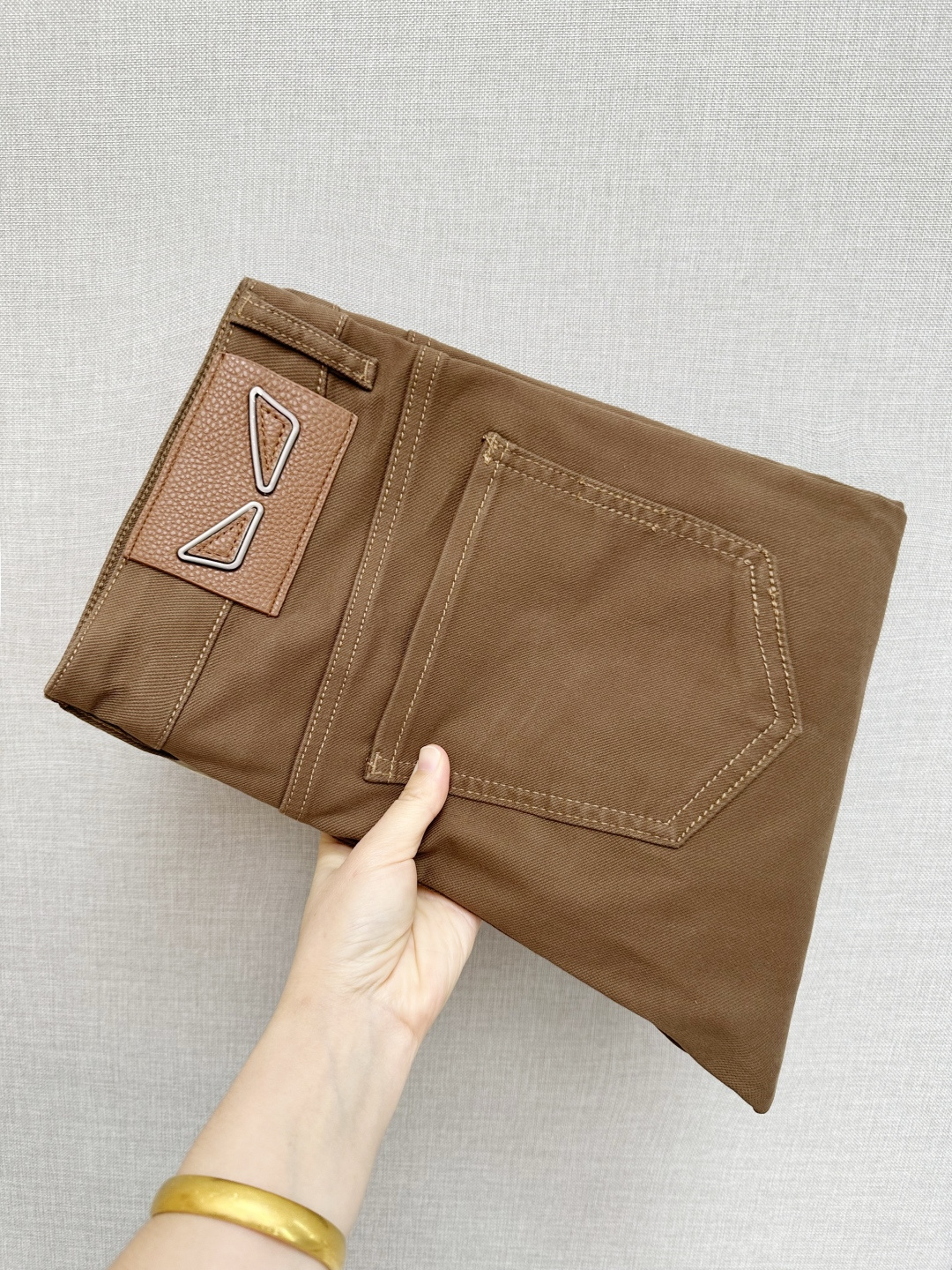 NO:573947,Available at the FD official website counter at the same time, original order, super stylish jeans, customized original washed denim fabric, unique design, top-notch printing technology letter pattern logo, original hardware accessories decoration, an extremely outstanding pair of jeans, the materials and craftsmanship are extremely luxurious and exquisite, extremely high-grade, handsome and stylish upper body, recommended, code number 29-38,, jeans, alexander wang19860909FD 官网专柜同步有售,原单狠货,超级有范儿的一款牛仔裤,定制原版水洗牛仔面料,独特设计,顶级印花工艺字母图案logo,原版五金辅料装饰,极为翘楚的一款牛仔裤,用料与工艺都极致奢华精湛,档次极高,上身帅气有型,推荐,码数29—38,,jeans,alexander wang,Men's clothing