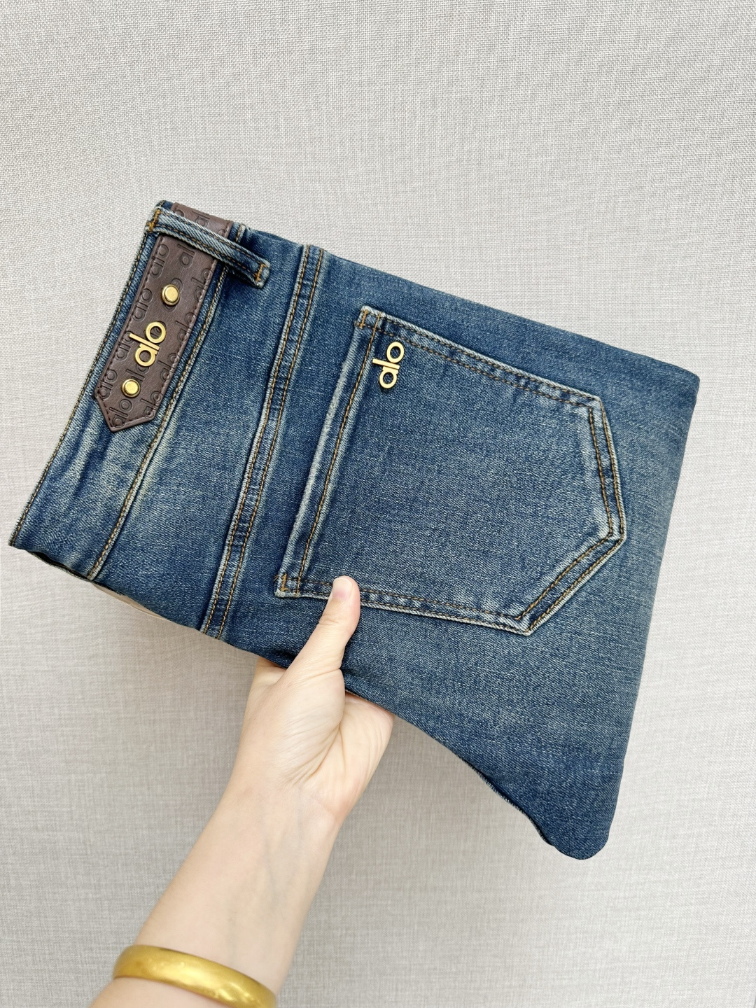 NO:573949,The official website counter is on sale at the same time, the original order is very good, a super stylish pair of jeans, customized original washed denim fabric, unique design, top-notch printing technology letter pattern logo, original hardware accessories decoration, an extremely outstanding pair of jeans, the materials and craftsmanship are extremely luxurious and exquisite, extremely high-grade, handsome and stylish upper body, recommended, code number 29-38, jeans, alexander wang19860909官网专柜同步有售,原单狠货,超级有范儿的一款牛仔裤,定制原版水洗牛仔面料,独特设计,顶级印花工艺字母图案logo,原版五金辅料装饰,极为翘楚的一款牛仔裤,用料与工艺都极致奢华精湛,档次极高,上身帅气有型,推荐,码数29—38,,jeans,alexander wang,Men's clothing