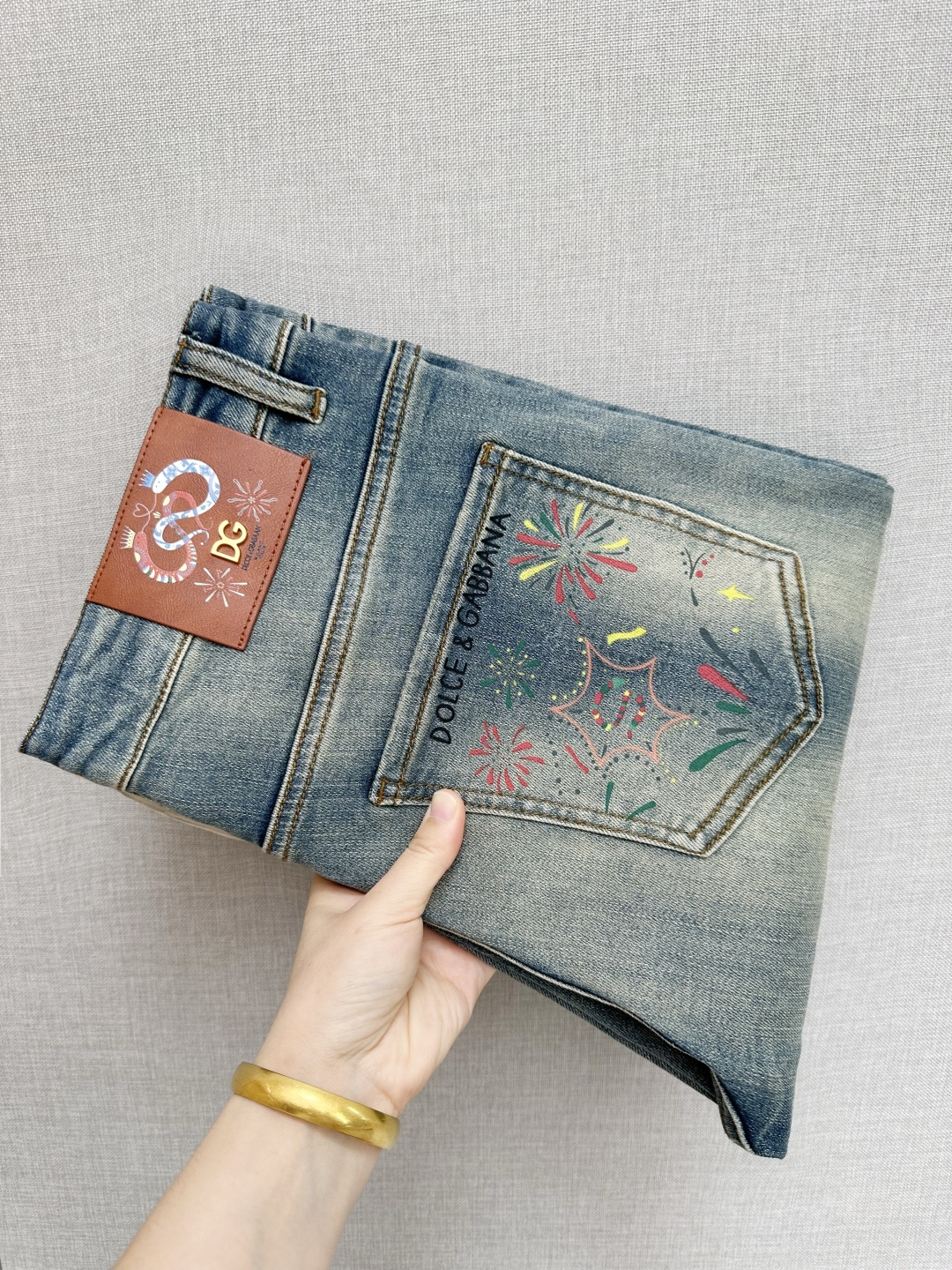 NO:573951,DG official website counters are available at the same time, the original order is very good, a super stylish pair of jeans, customized original washed denim fabric, unique design, top-notch printing technology letter pattern logo, original hardware accessories decoration, an extremely outstanding pair of jeans, the materials and craftsmanship are extremely luxurious and exquisite, extremely high-grade, handsome and stylish upper body, recommended, code number 29-38,, jeans, alexander wang19860909DG 官网专柜同步有售,原单狠货,超级有范儿的一款牛仔裤,定制原版水洗牛仔面料,独特设计,顶级印花工艺字母图案logo,原版五金辅料装饰,极为翘楚的一款牛仔裤,用料与工艺都极致奢华精湛,档次极高,上身帅气有型,推荐,码数29—38,,jeans,alexander wang,Men's clothing