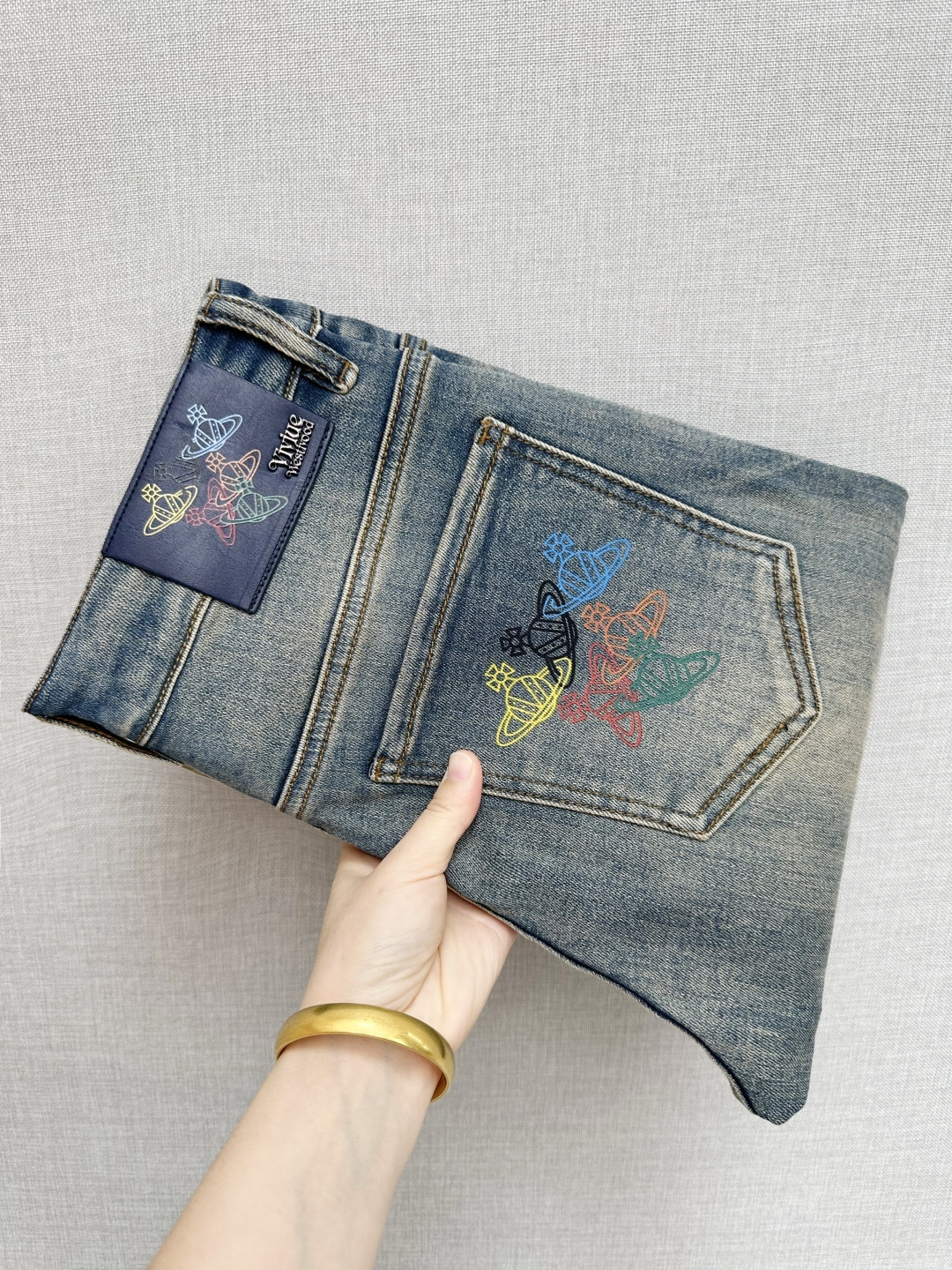 NO:573945,Available at the LV official website counter at the same time, original order, super stylish jeans, customized original washed denim fabric, unique design, top-notch printing technology letter pattern logo, original hardware accessories decoration, extremely outstanding jeans, materials and craftsmanship are extremely luxurious and exquisite, extremely high grade, handsome and stylish upper body, recommended, size 29-38, louis vuitton, jeans, alexander wang19860909LV 官网专柜同步有售,原单狠货,超级有范儿的一款牛仔裤,定制原版水洗牛仔面料,独特设计,顶级印花工艺字母图案logo,原版五金辅料装饰,极为翘楚的一款牛仔裤,用料与工艺都极致奢华精湛,档次极高,上身帅气有型,推荐,码数29—38,,louis vuitton,jeans,alexander wang,Men's clothing