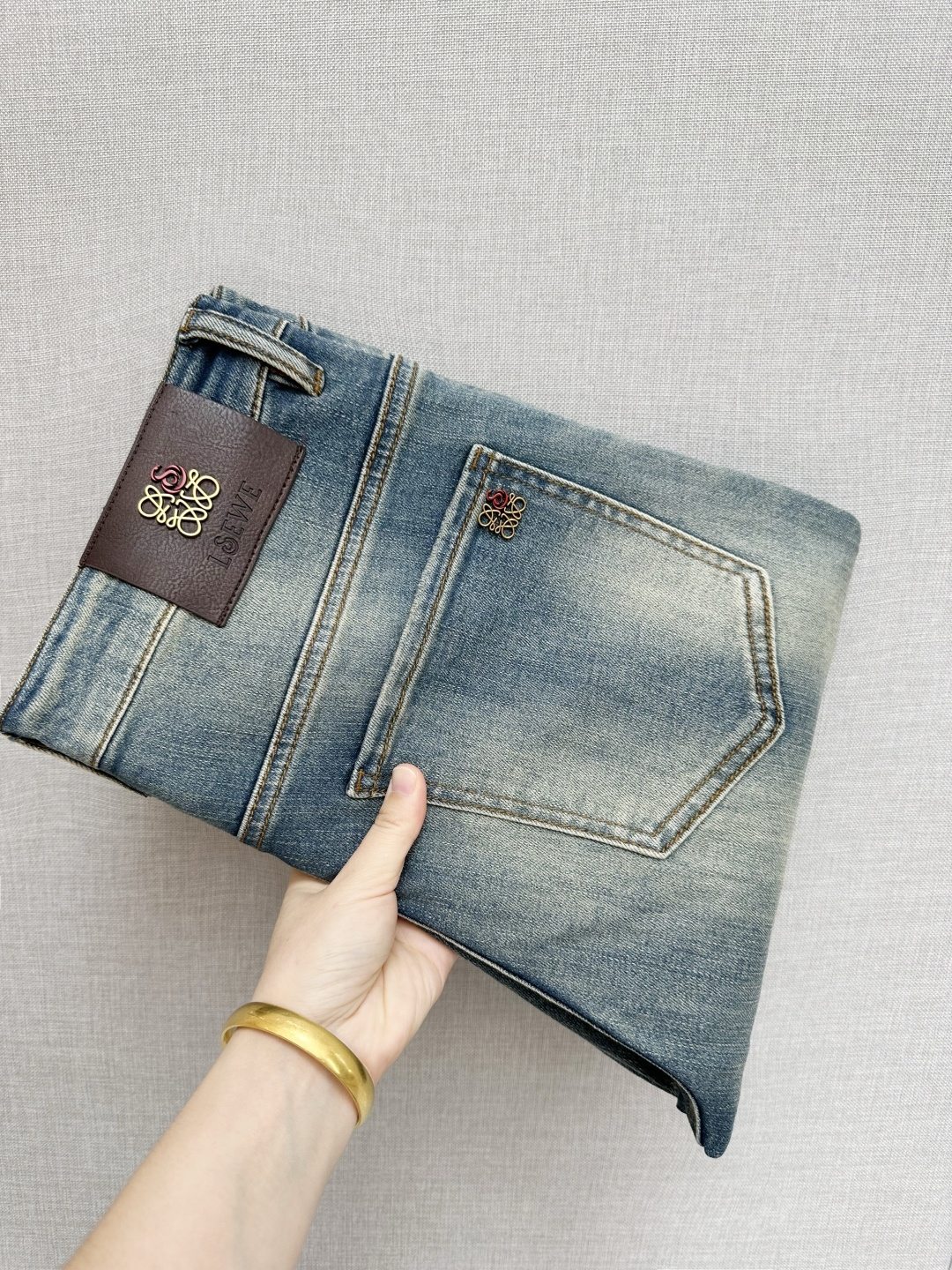 NO:573943,Loewe's official website counter is available at the same time, the original order is very good, a super stylish pair of jeans, customized original washed denim fabric, unique design, top-notch printing technology letter pattern logo, original hardware accessories decoration, an extremely outstanding pair of jeans, the materials and craftsmanship are extremely luxurious and exquisite, extremely high-grade, handsome and stylish upper body, recommended, code number 29-38,, loewe,jeans,alexander wang19860909罗意威 官网专柜同步有售,原单狠货,超级有范儿的一款牛仔裤,定制原版水洗牛仔面料,独特设计,顶级印花工艺字母图案logo,原版五金辅料装饰,极为翘楚的一款牛仔裤,用料与工艺都极致奢华精湛,档次极高,上身帅气有型,推荐,码数29—38,,loewe,jeans,alexander wang,Men's clothing