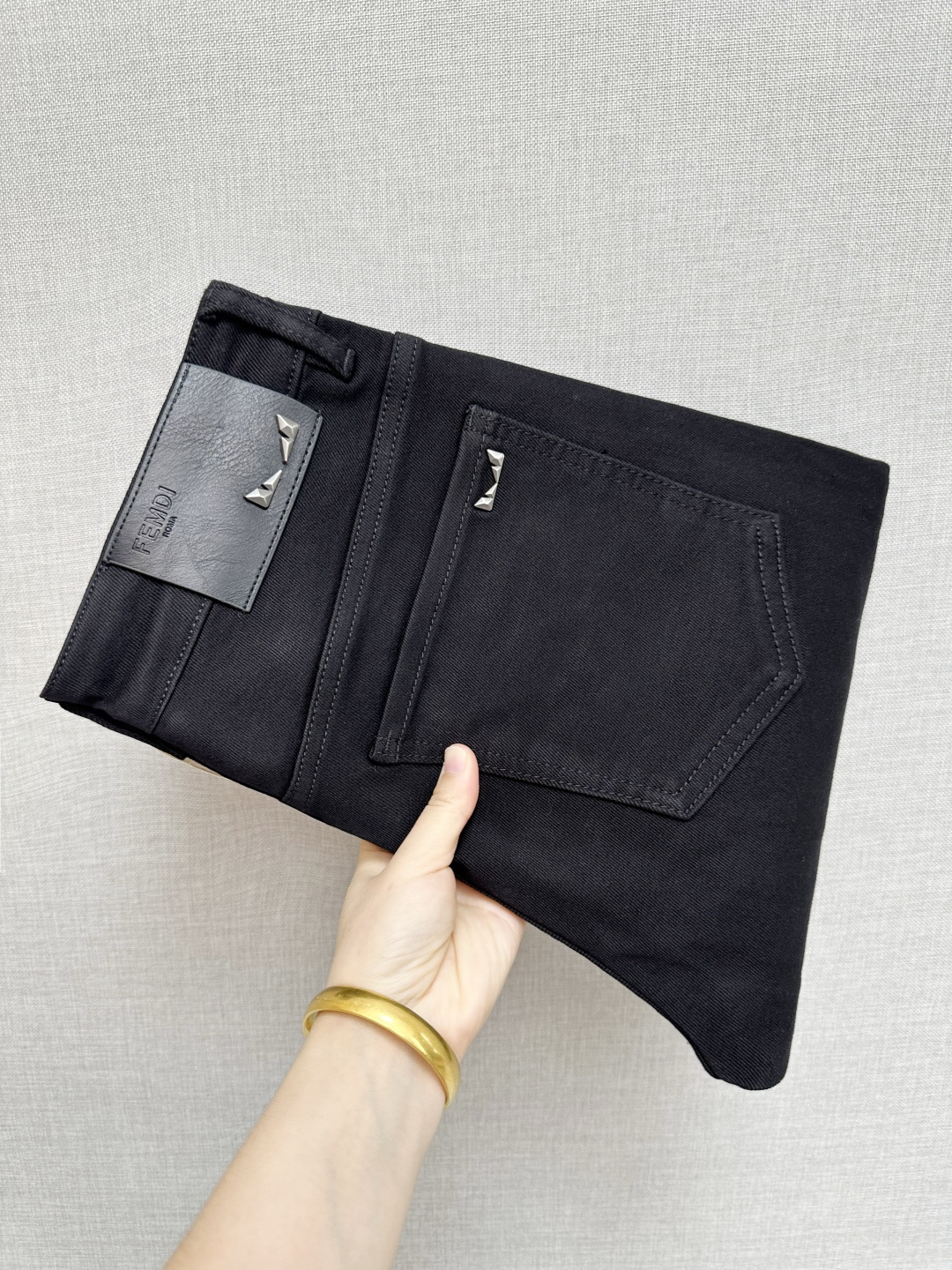 NO:573941,Available at the FD official website counter at the same time, original order, super stylish jeans, customized original washed denim fabric, unique design, top-notch printing technology letter pattern logo, original hardware accessories decoration, an extremely outstanding pair of jeans, the materials and craftsmanship are extremely luxurious and exquisite, extremely high-grade, handsome and stylish upper body, recommended, code number 29-38,, jeans, alexander wang19860909FD 官网专柜同步有售,原单狠货,超级有范儿的一款牛仔裤,定制原版水洗牛仔面料,独特设计,顶级印花工艺字母图案logo,原版五金辅料装饰,极为翘楚的一款牛仔裤,用料与工艺都极致奢华精湛,档次极高,上身帅气有型,推荐,码数29—38,,jeans,alexander wang,Men's clothing