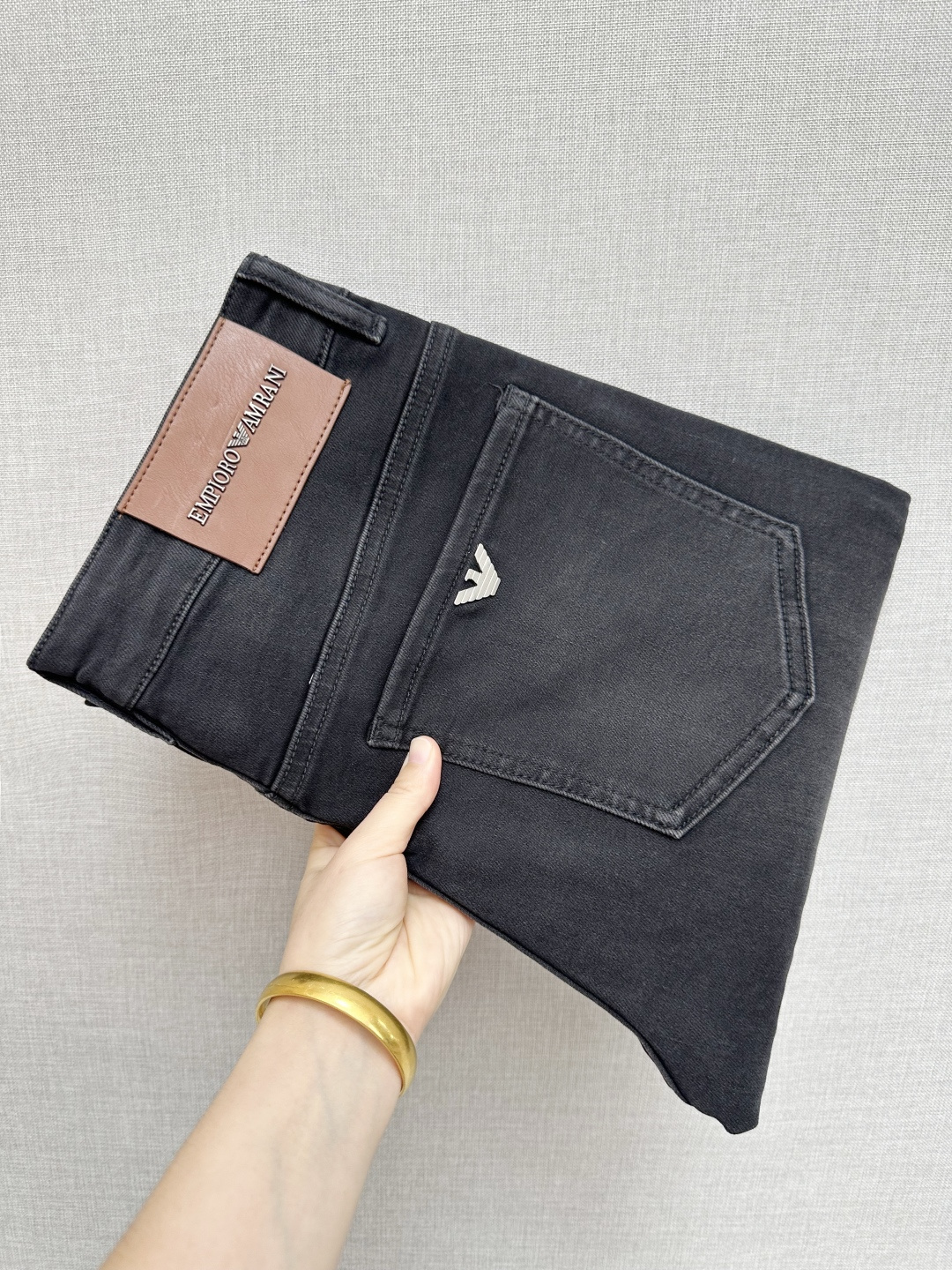 NO:573940,Amani's official website counters are available at the same time, original items, super stylish jeans, customized original washed denim fabric, unique design, top-notch printing technology letter pattern logo, original hardware accessories decoration, an extremely outstanding pair of jeans, the materials and craftsmanship are extremely luxurious and exquisite, extremely high-grade, handsome and stylish upper body, recommended, size 29-38, jeans, alexander wang19860909Amani 官网专柜同步有售,原单狠货,超级有范儿的一款牛仔裤,定制原版水洗牛仔面料,独特设计,顶级印花工艺字母图案logo,原版五金辅料装饰,极为翘楚的一款牛仔裤,用料与工艺都极致奢华精湛,档次极高,上身帅气有型,推荐,码数29—38,,jeans,alexander wang,Men's clothing