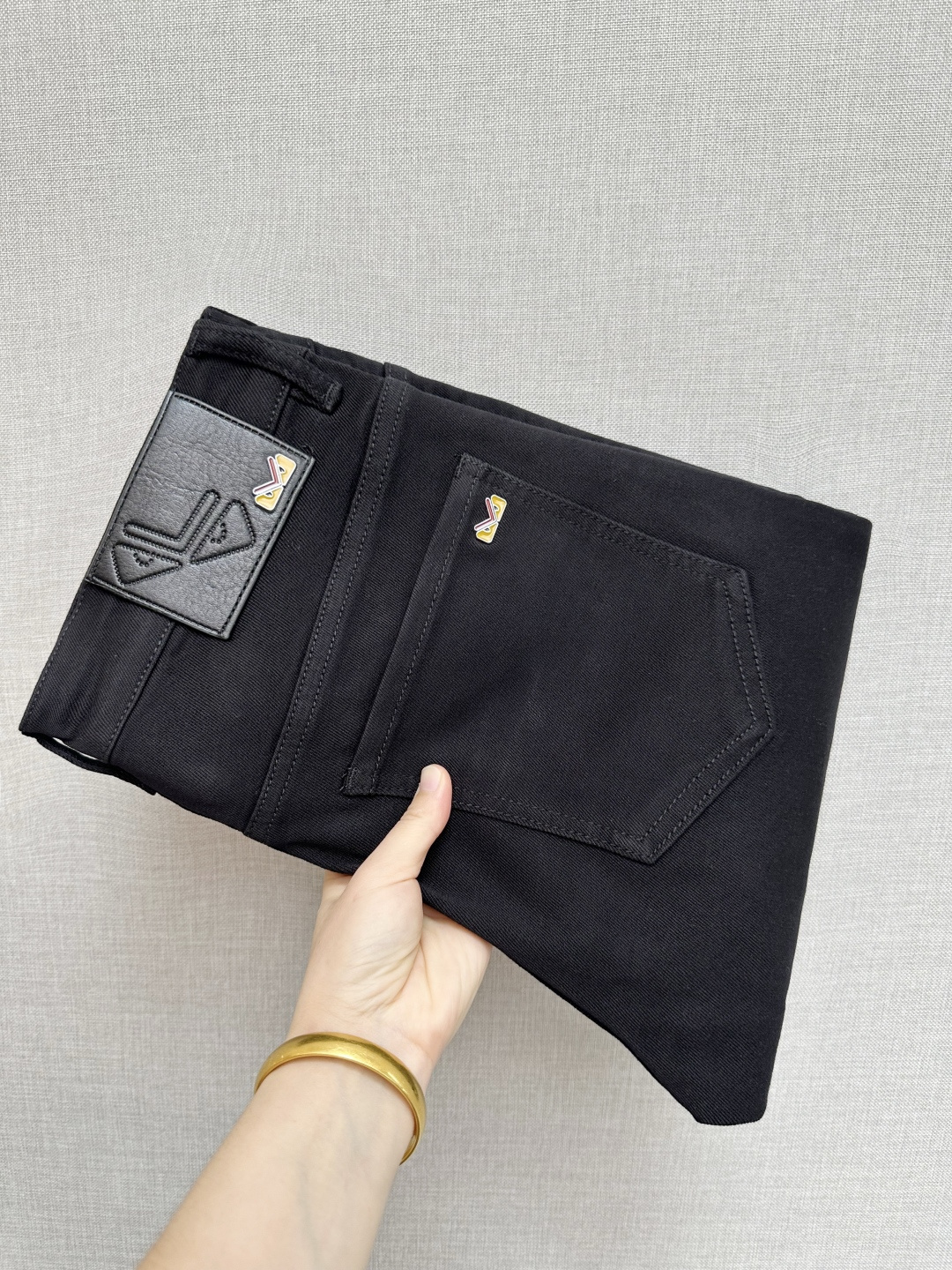 NO:573939,Available at the FD official website counter at the same time, original order, super stylish jeans, customized original washed denim fabric, unique design, top-notch printing technology letter pattern logo, original hardware accessories decoration, an extremely outstanding pair of jeans, the materials and craftsmanship are extremely luxurious and exquisite, extremely high-grade, handsome and stylish upper body, recommended, code number 29-38,, jeans, alexander wang19860909FD 官网专柜同步有售,原单狠货,超级有范儿的一款牛仔裤,定制原版水洗牛仔面料,独特设计,顶级印花工艺字母图案logo,原版五金辅料装饰,极为翘楚的一款牛仔裤,用料与工艺都极致奢华精湛,档次极高,上身帅气有型,推荐,码数29—38,,jeans,alexander wang,Men's clothing