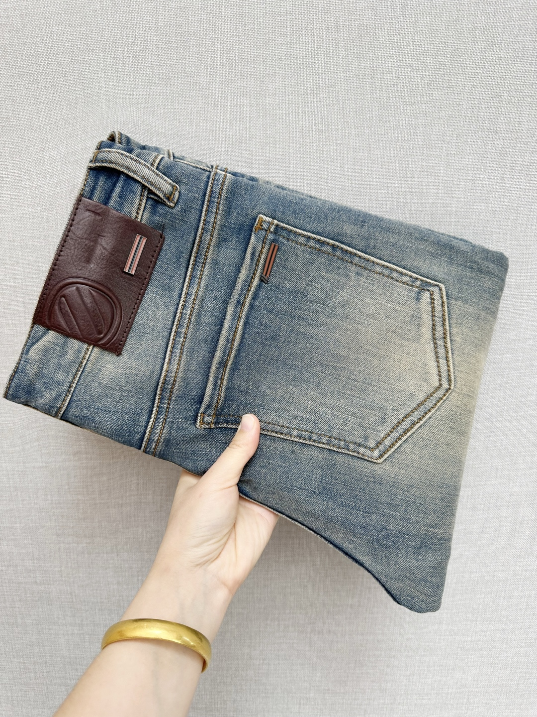 NO:573938,Z official website counters are available at the same time, the original order is very good, a super stylish pair of jeans, customized original washed denim fabric, unique design, top-notch printing technology letter pattern logo, original hardware accessories decoration, an extremely outstanding pair of jeans, the materials and craftsmanship are extremely luxurious and exquisite, extremely high-grade, handsome and stylish upper body, recommended, code number 29-38,, jeans, alexander wang19860909Z 官网专柜同步有售,原单狠货,超级有范儿的一款牛仔裤,定制原版水洗牛仔面料,独特设计,顶级印花工艺字母图案logo,原版五金辅料装饰,极为翘楚的一款牛仔裤,用料与工艺都极致奢华精湛,档次极高,上身帅气有型,推荐,码数29—38,,jeans,alexander wang,Men's clothing