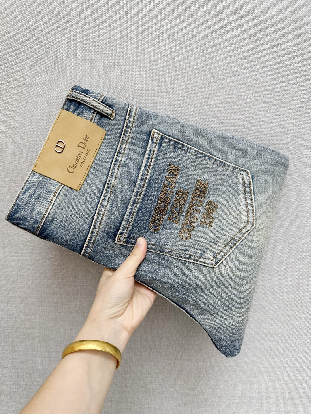 NO:573937,DIOR official website counters are available for sale at the same time, original items, super stylish jeans, customized original washed denim fabric, unique design, top-notch printing technology letter pattern logo, original hardware accessories decoration, an extremely outstanding pair of jeans, the materials and craftsmanship are extremely luxurious and exquisite, extremely high-grade, handsome and stylish upper body, recommended, code number 29-38,, dior,jeans,alexander wang19860909DIOR 官网专柜同步有售,原单狠货,超级有范儿的一款牛仔裤,定制原版水洗牛仔面料,独特设计,顶级印花工艺字母图案logo,原版五金辅料装饰,极为翘楚的一款牛仔裤,用料与工艺都极致奢华精湛,档次极高,上身帅气有型,推荐,码数29—38,,dior,jeans,alexander wang,Men's clothing