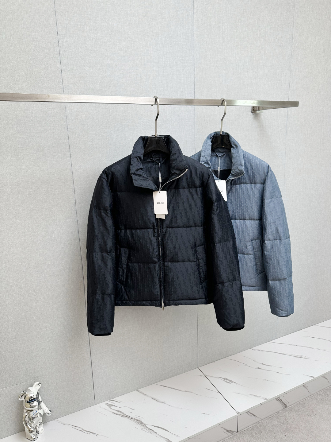 NO:657935,The high version (with logo on the lining) comes with an exclusive dust bag. This 25-year-old jacket highlights Dior's classic Oblique print. It is made of black technical jacquard fabric and is decorated with a Dior rubber patch on the back. The stand-up collar highlights the personality. The whole body is decorated with tonal printing, and exquisite details enhance the style. Comes with the original dust bag. The back is decorated with a Dior rubber patch. The whole body is decorated with an Oblique stand-up collar. Two-way zipper closure, with Dior signature zipper puller.  CD snap color black haze blue size S-XL, dior, jackets & coats, alexander wang19860909高版本（里布有logo）配专属防尘袋 25年这款夹克突显 Dior 经典的 Oblique 印花.采用黑色科技提花面料精心制作,背面饰以 Dior 橡胶补丁,搭配立领彰显个性.通体饰以同色调印花,精巧细节提升造型格调.配原版防尘袋. 背面饰以 Dior 橡胶补丁 通体饰以 Oblique 立领 双向拉链开合,搭配 Dior 标志拉链头 搭配 CD 按扣 颜色黑色 雾霾蓝 尺码S-XL,,dior,jackets & coats,alexander wang,Men's clothing