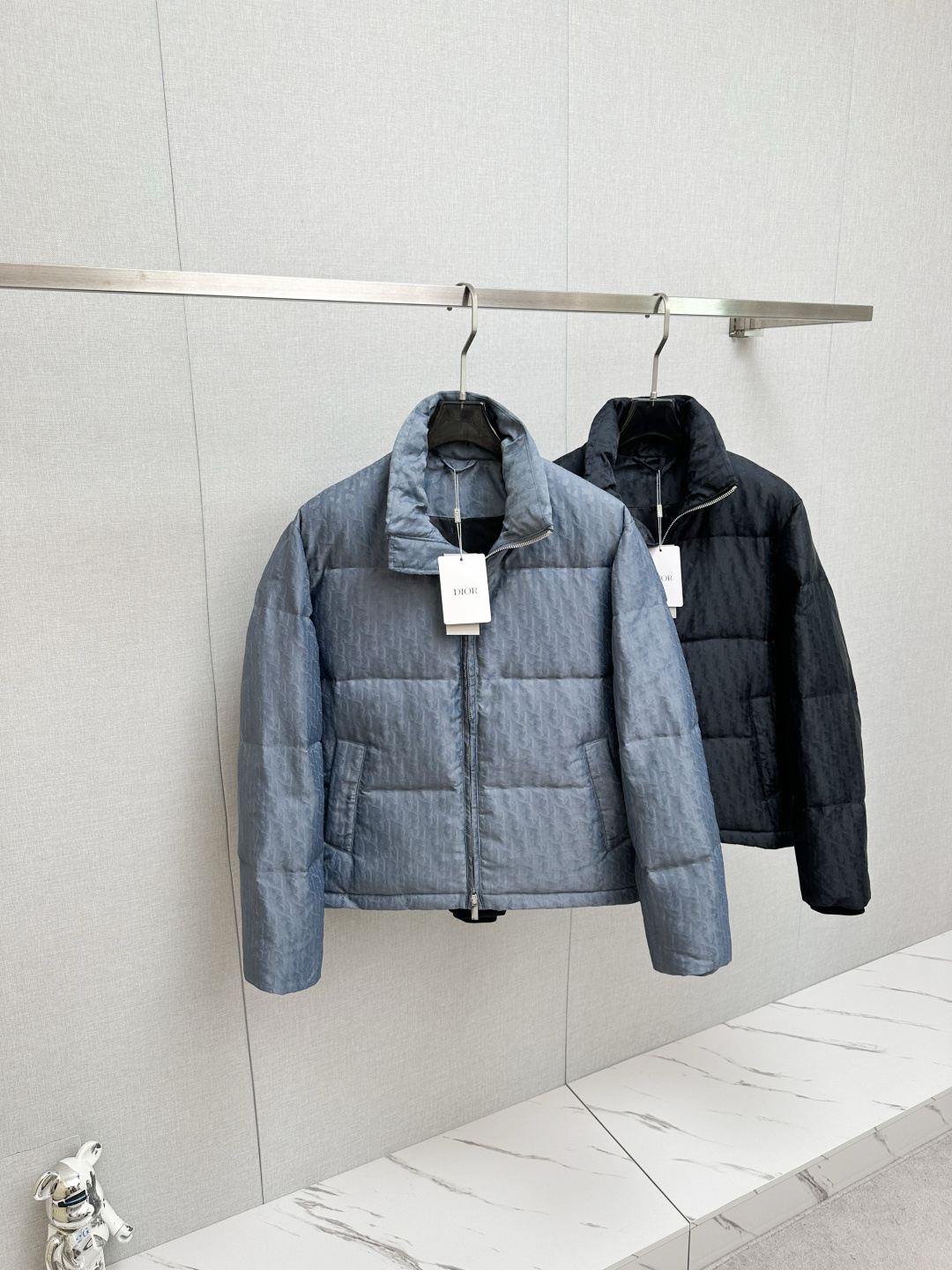 NO:573936,The high version (with logo on the lining) comes with an exclusive dust bag. This 25-year-old jacket highlights Dior's classic Oblique print. It is made of black technical jacquard fabric and is decorated with a Dior rubber patch on the back. The stand-up collar highlights the personality. The whole body is decorated with tonal printing, and exquisite details enhance the style. Comes with the original dust bag. The back is decorated with a Dior rubber patch. The whole body is decorated with an Oblique stand-up collar. Two-way zipper closure, with Dior signature zipper puller.  CD snap color black haze blue size S-XL, dior, jackets & coats, alexander wang19860909高版本（里布有logo）配专属防尘袋 25年这款夹克突显 Dior 经典的 Oblique 印花.采用黑色科技提花面料精心制作,背面饰以 Dior 橡胶补丁,搭配立领彰显个性.通体饰以同色调印花,精巧细节提升造型格调.配原版防尘袋. 背面饰以 Dior 橡胶补丁 通体饰以 Oblique 立领 双向拉链开合,搭配 Dior 标志拉链头 搭配 CD 按扣 颜色黑色 雾霾蓝 尺码S-XL,,dior,jackets & coats,alexander wang,Men's clothing