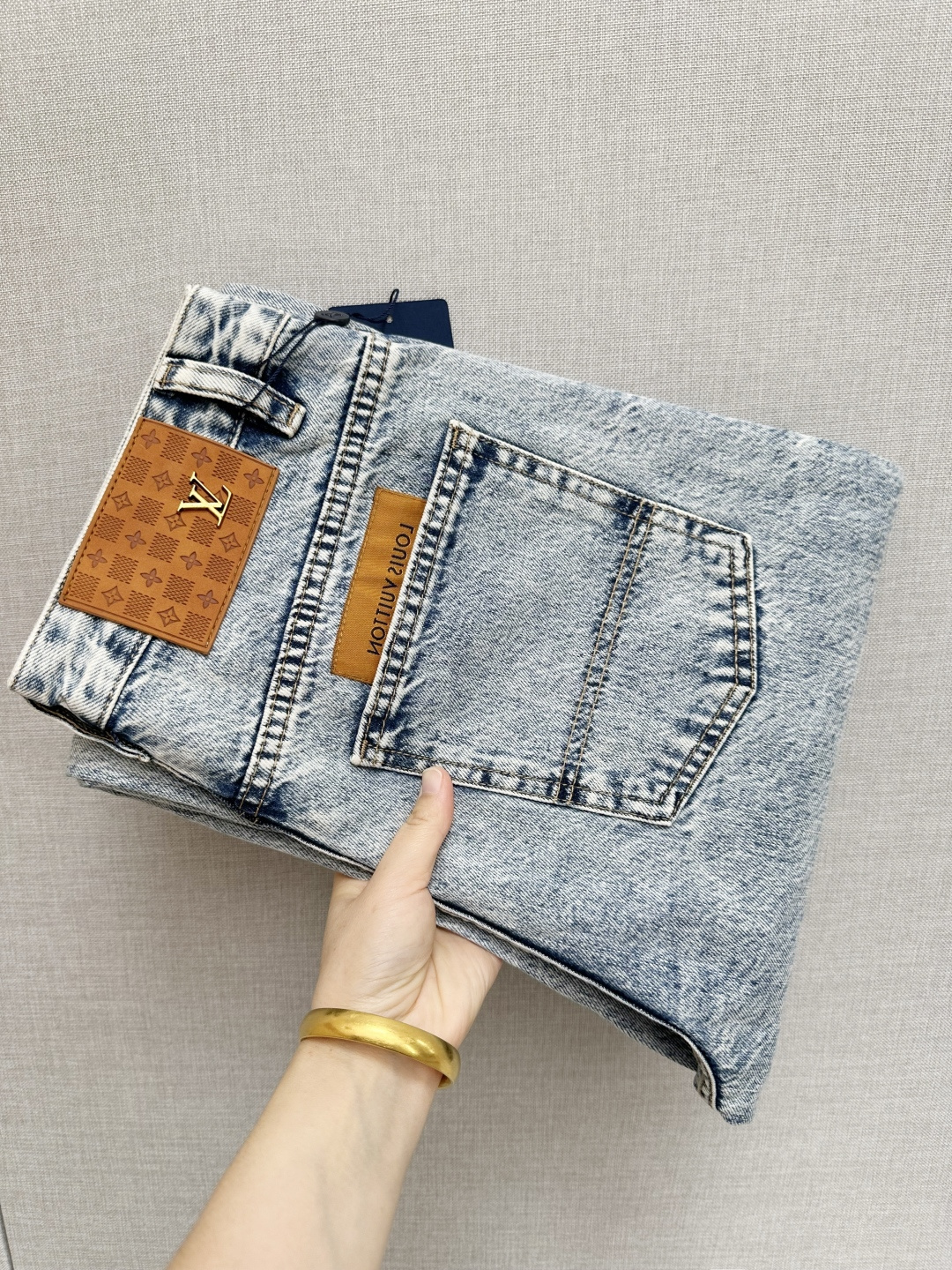 NO:597391,Available at the LV official website counter at the same time, original order, super stylish jeans, customized original washed denim fabric, unique design, top-notch printing technology letter pattern logo, original hardware accessories decoration, extremely outstanding jeans, materials and craftsmanship are extremely luxurious and exquisite, extremely high grade, handsome and stylish upper body, recommended, size 29-38, louis vuitton, jeans, alexander wang19860909LV 官网专柜同步有售,原单狠货,超级有范儿的一款牛仔裤,定制原版水洗牛仔面料,独特设计,顶级印花工艺字母图案logo,原版五金辅料装饰,极为翘楚的一款牛仔裤,用料与工艺都极致奢华精湛,档次极高,上身帅气有型,推荐,码数29—38,,louis vuitton,jeans,alexander wang,Men's clothing