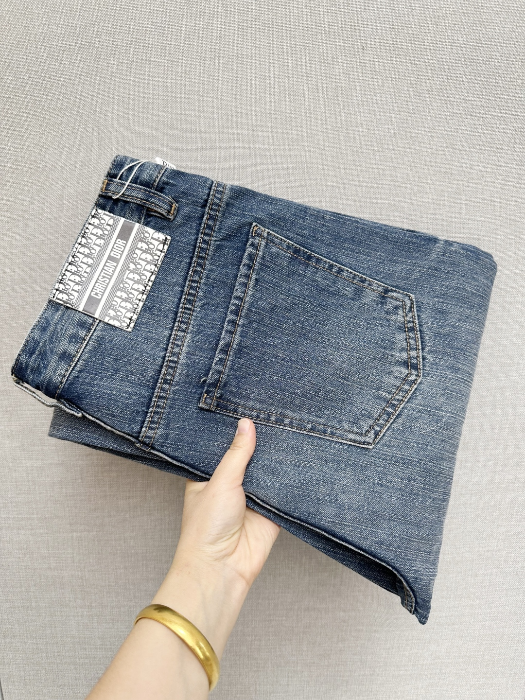 NO:597389,DIOR official website counters are available for sale at the same time, original items, super stylish jeans, customized original washed denim fabric, unique design, top-notch printing technology letter pattern logo, original hardware accessories decoration, an extremely outstanding pair of jeans, the materials and craftsmanship are extremely luxurious and exquisite, extremely high-grade, handsome and stylish upper body, recommended, code number 29-38,, dior,jeans,alexander wang19860909DIOR 官网专柜同步有售,原单狠货,超级有范儿的一款牛仔裤,定制原版水洗牛仔面料,独特设计,顶级印花工艺字母图案logo,原版五金辅料装饰,极为翘楚的一款牛仔裤,用料与工艺都极致奢华精湛,档次极高,上身帅气有型,推荐,码数29—38,,dior,jeans,alexander wang,Men's clothing