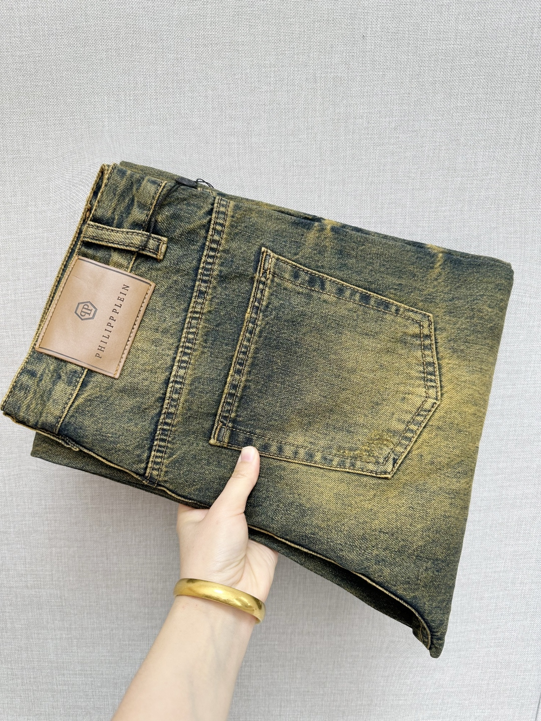 NO:597387,PP official website counters are available at the same time, original orders, super stylish jeans, customized original washed denim fabric, unique design, top-notch printing technology letter pattern logo, original hardware accessories decoration, an extremely outstanding pair of jeans, the materials and craftsmanship are extremely luxurious and exquisite, extremely high-grade, handsome and stylish upper body, recommended, code number 29-38,, jeans, alexander wang19860909PP 官网专柜同步有售,原单狠货,超级有范儿的一款牛仔裤,定制原版水洗牛仔面料,独特设计,顶级印花工艺字母图案logo,原版五金辅料装饰,极为翘楚的一款牛仔裤,用料与工艺都极致奢华精湛,档次极高,上身帅气有型,推荐,码数29—38,,jeans,alexander wang,Men's clothing