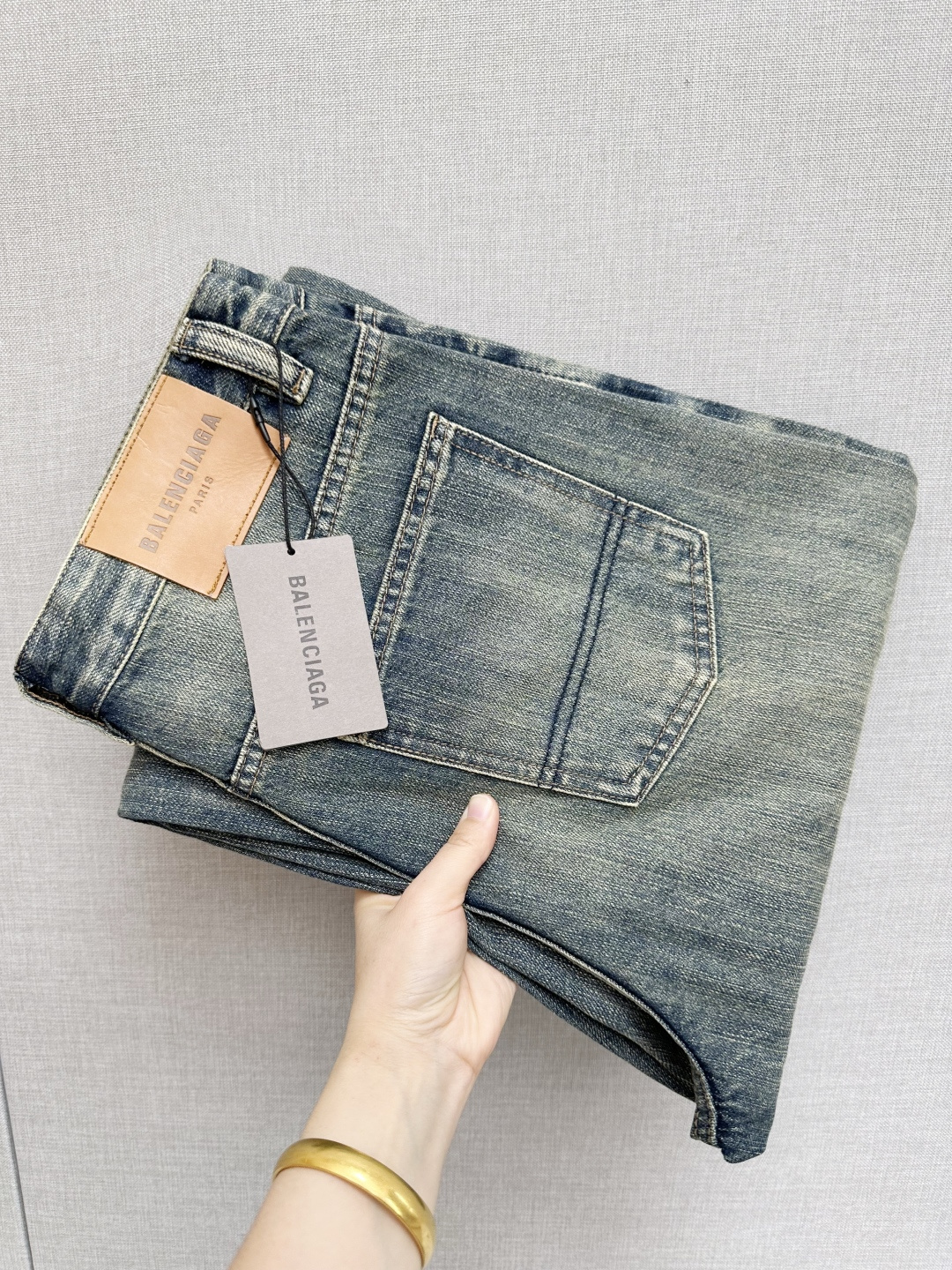 NO:597386,BALE's official website counters are available at the same time, original items, super stylish jeans, customized original washed denim fabric, unique design, top-notch printing technology letter pattern logo, original hardware accessories decoration, extremely outstanding jeans, the materials and craftsmanship are extremely luxurious and exquisite, extremely high-grade, handsome and stylish upper body, recommended, code number 29-38, balenciaga, jeans, alexander wang19860909BALE 官网专柜同步有售,原单狠货,超级有范儿的一款牛仔裤,定制原版水洗牛仔面料,独特设计,顶级印花工艺字母图案logo,原版五金辅料装饰,极为翘楚的一款牛仔裤,用料与工艺都极致奢华精湛,档次极高,上身帅气有型,推荐,码数29—38,,balenciaga,jeans,alexander wang,Men's clothing