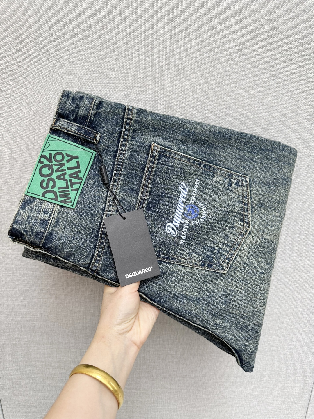 NO:597383,D2 official website counters are on sale at the same time, original goods, super stylish jeans, customized original washed denim fabric, unique design, top-notch printing technology letter pattern logo, original hardware accessories decoration, an extremely outstanding pair of jeans, the materials and craftsmanship are extremely luxurious and exquisite, extremely high-grade, handsome and stylish upper body, recommended, code number 29-38, jeans, alexander wang19860909D2 官网专柜同步有售,原单狠货,超级有范儿的一款牛仔裤,定制原版水洗牛仔面料,独特设计,顶级印花工艺字母图案logo,原版五金辅料装饰,极为翘楚的一款牛仔裤,用料与工艺都极致奢华精湛,档次极高,上身帅气有型,推荐,码数29—38,,jeans,alexander wang,Men's clothing