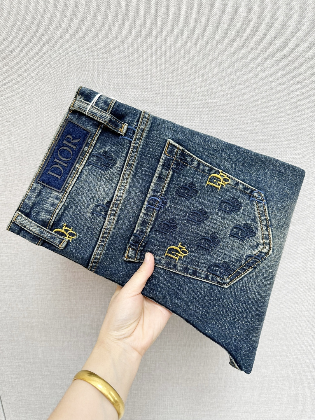 NO:597380,DIOR official website counters are available for sale at the same time, original items, super stylish jeans, customized original washed denim fabric, unique design, top-notch printing technology letter pattern logo, original hardware accessories decoration, an extremely outstanding pair of jeans, the materials and craftsmanship are extremely luxurious and exquisite, extremely high-grade, handsome and stylish upper body, recommended, code number 29-38,, dior,jeans,alexander wang19860909DIOR 官网专柜同步有售,原单狠货,超级有范儿的一款牛仔裤,定制原版水洗牛仔面料,独特设计,顶级印花工艺字母图案logo,原版五金辅料装饰,极为翘楚的一款牛仔裤,用料与工艺都极致奢华精湛,档次极高,上身帅气有型,推荐,码数29—38,,dior,jeans,alexander wang,Men's clothing