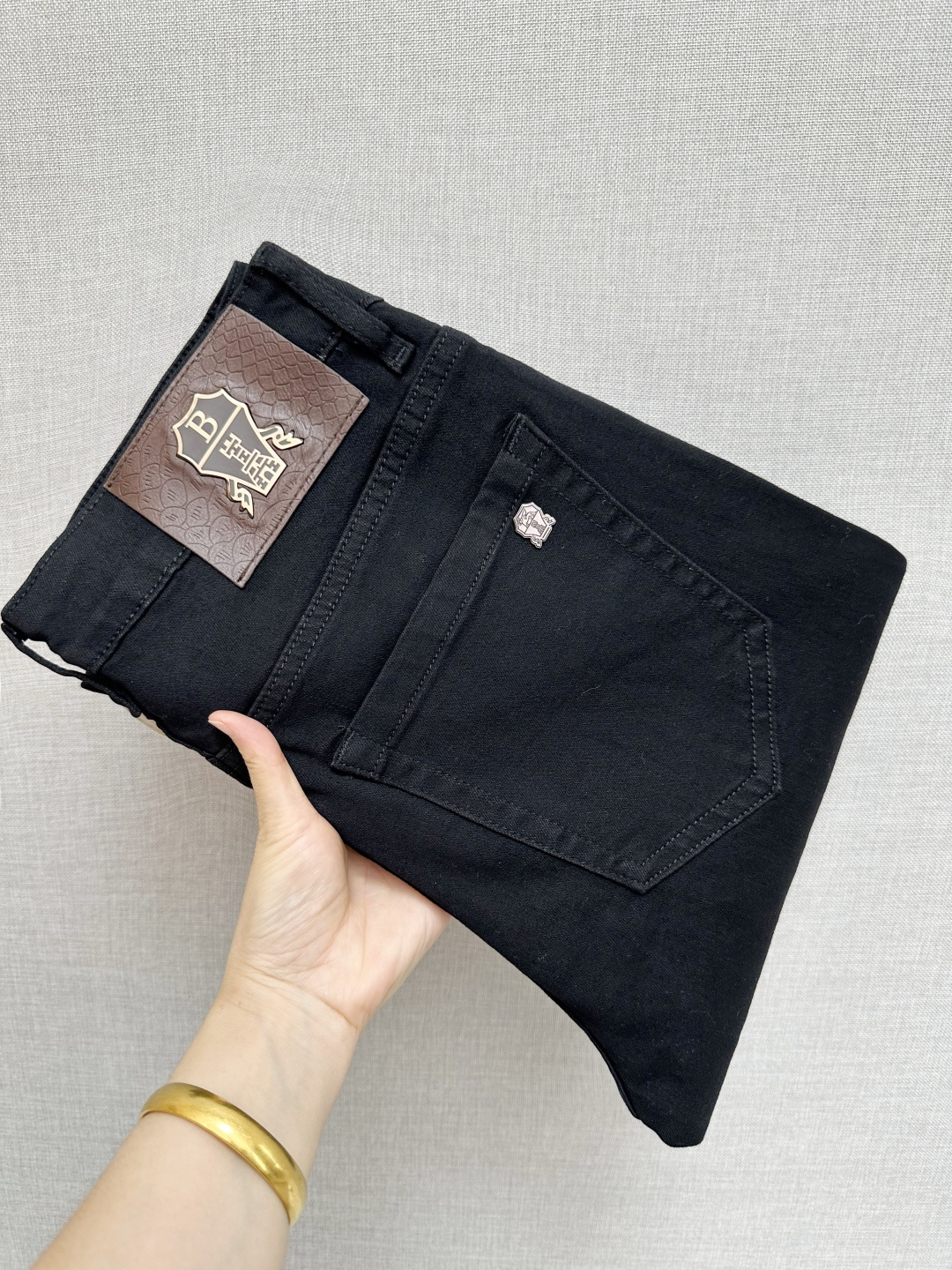 NO:597377,The official website counter is on sale at the same time, the original order is very good, a super stylish pair of jeans, customized original washed denim fabric, unique design, top-notch printing technology letter pattern logo, original hardware accessories decoration, an extremely outstanding pair of jeans, the materials and craftsmanship are extremely luxurious and exquisite, extremely high-grade, handsome and stylish upper body, recommended, code number 29-38, jeans, alexander wang19860909官网专柜同步有售,原单狠货,超级有范儿的一款牛仔裤,定制原版水洗牛仔面料,独特设计,顶级印花工艺字母图案logo,原版五金辅料装饰,极为翘楚的一款牛仔裤,用料与工艺都极致奢华精湛,档次极高,上身帅气有型,推荐,码数29—38,,jeans,alexander wang,Men's clothing