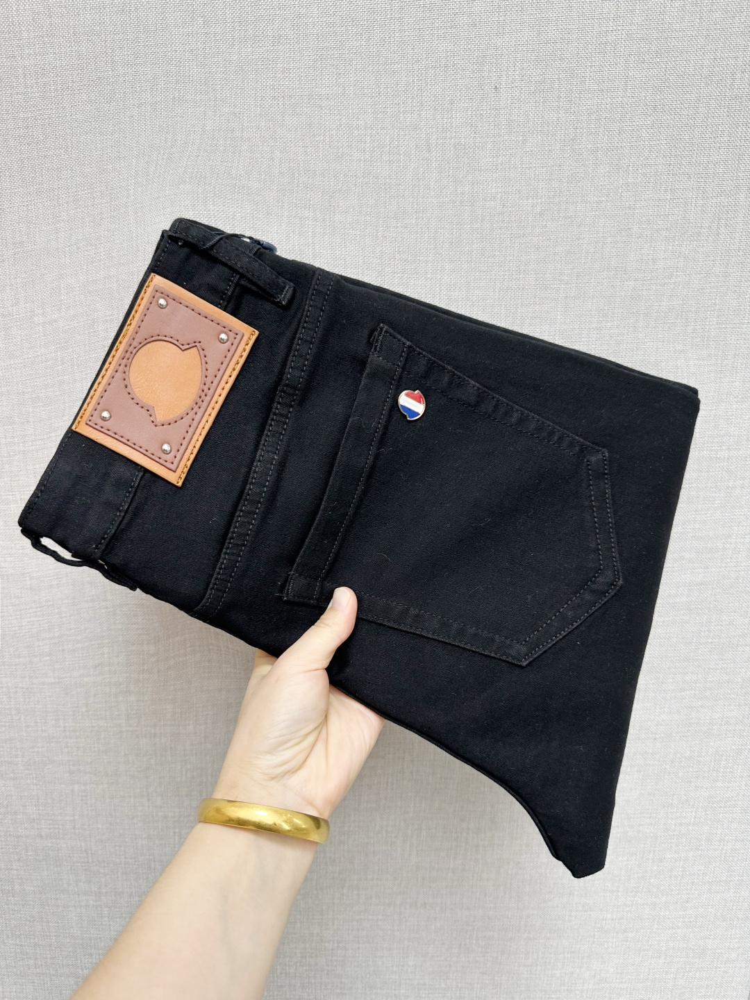 NO:597374,MO official website counters are available at the same time, original orders, super stylish jeans, customized original washed denim fabric, unique design, top-notch printing technology letter pattern logo, original hardware accessories decoration, extremely outstanding jeans, the materials and craftsmanship are extremely luxurious and exquisite, extremely high-grade, handsome and stylish upper body, recommended, code number 29-38,, jeans, alexander wang19860909MO 官网专柜同步有售,原单狠货,超级有范儿的一款牛仔裤,定制原版水洗牛仔面料,独特设计,顶级印花工艺字母图案logo,原版五金辅料装饰,极为翘楚的一款牛仔裤,用料与工艺都极致奢华精湛,档次极高,上身帅气有型,推荐,码数29—38,,jeans,alexander wang,Men's clothing