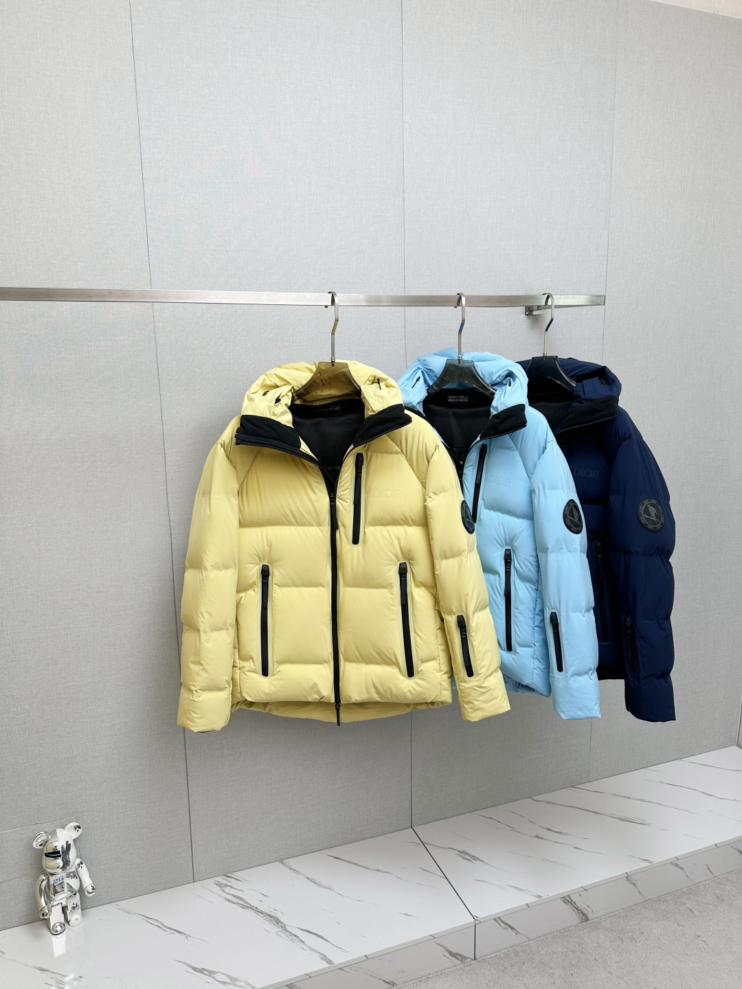 NO:597395,You can add a packaging bag and add an additional 30. Dior x Desante joint style down ski jacket. Exclusive first release. Available in stock. Limited supply. Good things need to be bought quickly. Don’t wait for the weather to get cold and they will be out of stock. Heavy industry down jacket, same style for men and women. Comes with original dust bag.  The brand Descente can be said to be very popular and familiar in recent years, which is enough to show how popular it is. The latest joint ski jacket launched by Descente and Dior this year is a strong combination that has brought both brands to a new height. It is difficult to buy in the counter, so we bought it at a high price and developed it, which perfectly saves you money. The key point is that the color, details, accessories and velvet are completely matched, and no corners are cut. I believe you will be amazed when you buy it!  The use of high-tech short-fiber nylon fabric with excellent waterproof performance, waterproof taping design, and waterproof standards that ordinary down jackets cannot meet. 90 white goose down filling, the warmth and comfort are self-evident, and it is filled with good down. The whole garment is very light and not heavy. The complex heavy craftsmanship of ski clothing cannot be reproduced by ordinary small factories. The better things are, the less necessary to introduce them. Let’s take a closer look at the details~ Color sky blue/yellow/navy blue Size 46 48 50  52 .54,,dior,dior,down jacket,alexander wang19860909可加包装袋另外加30 Dior迪奥 x 迪桑特 联名款羽绒滑雪服 重磅独家首发,现货 限量供应,好东西要讲究抢购速度,别等天冷了就没货了 重工羽绒服,男女同款 配原版防尘袋 迪桑特这个品牌这些年可以说在身边非常火爆和熟悉,足以说明它受喜爱的程度,今年最新迪桑特和Dior推出的联名款滑雪服更是强强组合把两个品牌都拉升了新高度.专柜很难买,我们高价购入开发,又替你们完美地省钱了,重点是完全对版 颜色 细节 辅料 绒 ,一样不偷工减料,相信你们入手都会赞叹不已！ 使用出色的高科技防水性能短纤尼龙面料,防水压胶贴合设计,普通羽绒服达不到的防水标准 90白鹅绒填充,保暖度舒适度不言而喻,充好绒 整件衣服非常轻盈不厚重 滑雪服的复杂重工工艺,不是一般小厂能复刻得出来的,越好的东西越是不需过多介绍了,细节图细品吧～ 颜色天蓝/黄色/藏青 尺码 46 48 50 52 .54,,dior,dior,down jacket,alexander wang,Men's clothing