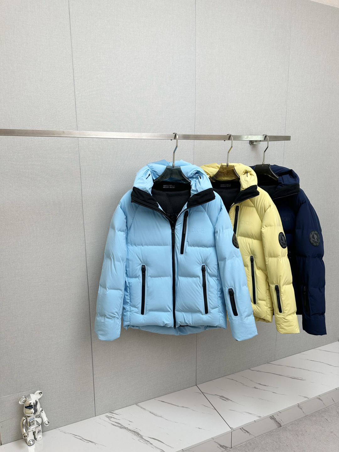 NO:597397,You can add a packaging bag and add an additional 30 Dior Dior  The brand Descente can be said to be very popular and familiar in recent years, which is enough to show how popular it is. The latest joint ski jacket launched by Descente and Dior this year is a strong combination that has brought both brands to a new height. It is difficult to buy in the counter, so we bought it at a high price and developed it, which perfectly saves you money. The key point is that the color, details, accessories and velvet are completely matched, and no corners are cut. I believe you will be amazed when you buy it!  The use of high-tech short-fiber nylon fabric with excellent waterproof performance, waterproof taping design, and waterproof standards that ordinary down jackets cannot meet. 90 white goose down filling, the warmth and comfort are self-evident, and it is filled with good down. The whole garment is very light and not heavy. The complex heavy craftsmanship of ski clothing cannot be reproduced by ordinary small factories. The better things are, the less necessary to introduce them. Let’s take a closer look at the details~ Color sky blue/yellow/navy blue Size 46 48 50  52 .54,,dior,dior,down jacket,alexander wang19860909可加包装袋子另外加30 Dior迪奥 x 迪桑特 联名款羽绒滑雪服 重磅独家首发,现货 限量供应,好东西要讲究抢购速度,别等天冷了就没货了 重工羽绒服,男女同款 配原版防尘袋 迪桑特这个品牌这些年可以说在身边非常火爆和熟悉,足以说明它受喜爱的程度,今年最新迪桑特和Dior推出的联名款滑雪服更是强强组合把两个品牌都拉升了新高度.专柜很难买,我们高价购入开发,又替你们完美地省钱了,重点是完全对版 颜色 细节 辅料 绒 ,一样不偷工减料,相信你们入手都会赞叹不已！ 使用出色的高科技防水性能短纤尼龙面料,防水压胶贴合设计,普通羽绒服达不到的防水标准 90白鹅绒填充,保暖度舒适度不言而喻,充好绒 整件衣服非常轻盈不厚重 滑雪服的复杂重工工艺,不是一般小厂能复刻得出来的,越好的东西越是不需过多介绍了,细节图细品吧～ 颜色天蓝/黄色/藏青 尺码 46 48 50 52 .54,,dior,dior,down jacket,alexander wang,Men's clothing