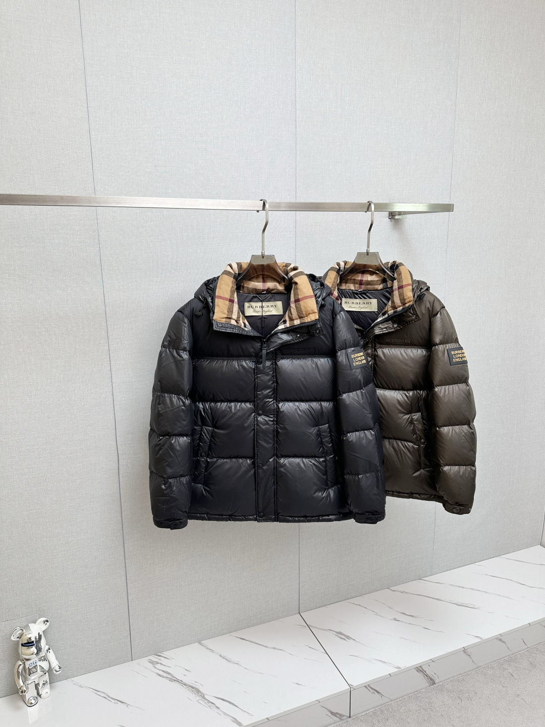 NO:597393,BURB's popular autumn and winter new down jacket. The original 1:1 customized hardware accessories are all imported and customized. Counters are welcome to compare. Absolutely high quality. Made of top-grade 90 white duck down. Super soft. Filled with fluffy feathers. Super heavy fabrics with perfect workmanship. Pay attention to the fabrics are super comfortable. Exclusive model. Non-market goods. Same sizes for men and women. Size M to XXXL,,burberry,down jacket,alexander wang19860909BURB 爆款秋冬新款羽绒服 原版1:1订制五金配件全进口原版定制 欢迎专柜对比 绝对的高品质 采用顶级90白鸭绒 超柔软 充羽量蓬松饱满 超级重面料做工杠杠的版型完美 注意面料超舒服 独家款 非市场货 男女同款尺码码数.码数M一XXXL,,burberry,down jacket,alexander wang,Men's clothing