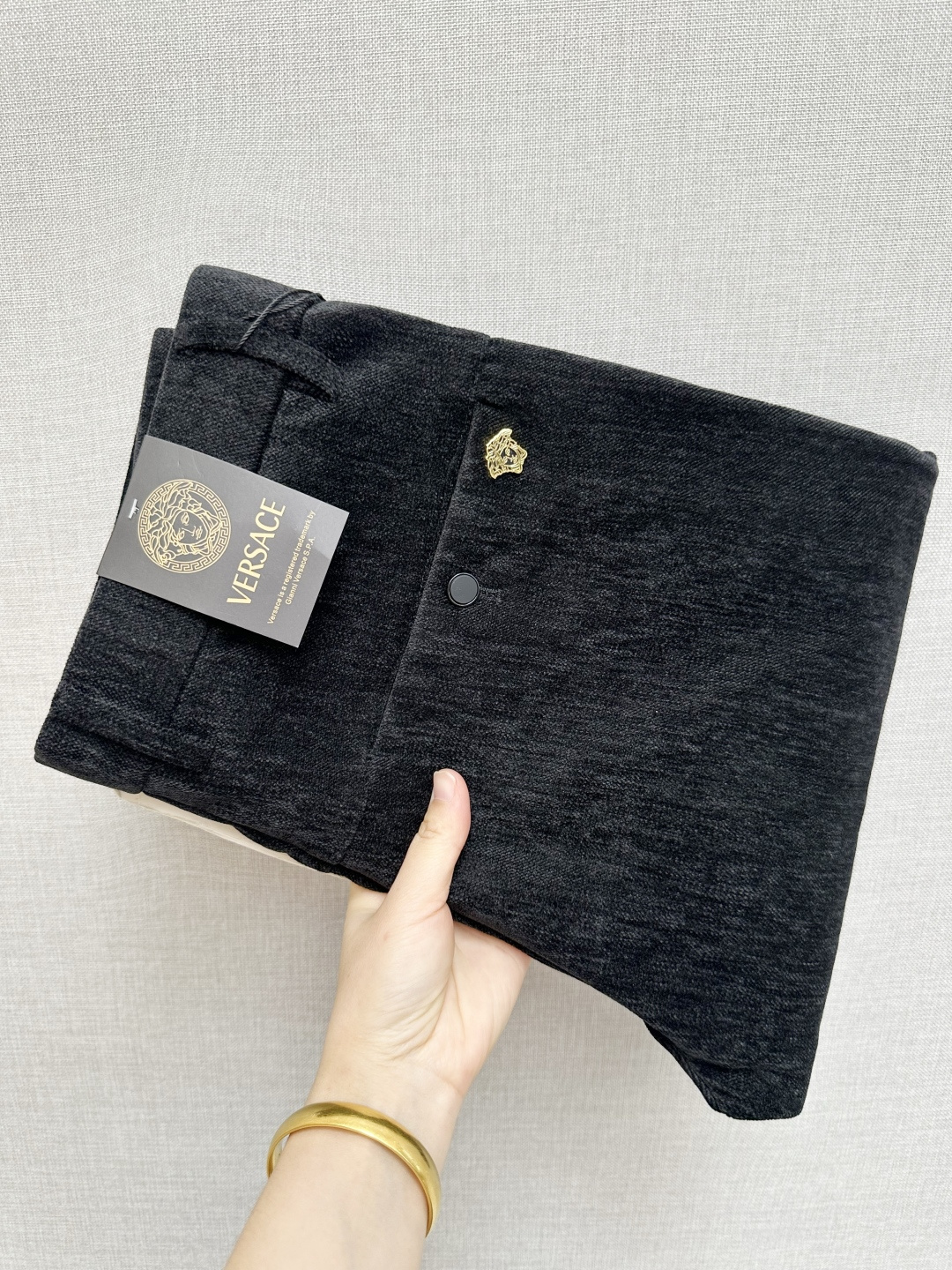 NO:623472,Versace's latest trade order corduroy casual pants!  Full condition!  !  Customized exclusive corduroy fabric tailoring!  The upper body is comfortable and breathable, not stiff, and has a rich three-dimensional feel overall. It is a quality export order that meets the simple needs of commuters. The upper body effect is very good, slimming, and not picky about the figure. The fabric workmanship... is impeccable. Only good craftsmanship and good fabrics can make you wear a good taste. It is a must-have item for everyone!  Size 29—38,,versace,alexander wang19860909范思哲 最新贸易订单灯芯绒休闲裤！全品相！！定制专属灯芯绒面料剪裁！上身舒适透气,不僵硬,整体有着丰富的立体感,品质出口订单,满足通勤人们对于着装的简约需求,上身效果很好,显瘦,不挑剔身材.面料做工....无可挑剔,好工艺好面料才能穿出好品味一款,人手必备单品！尺码29—38,,versace,alexander wang,Men's clothing