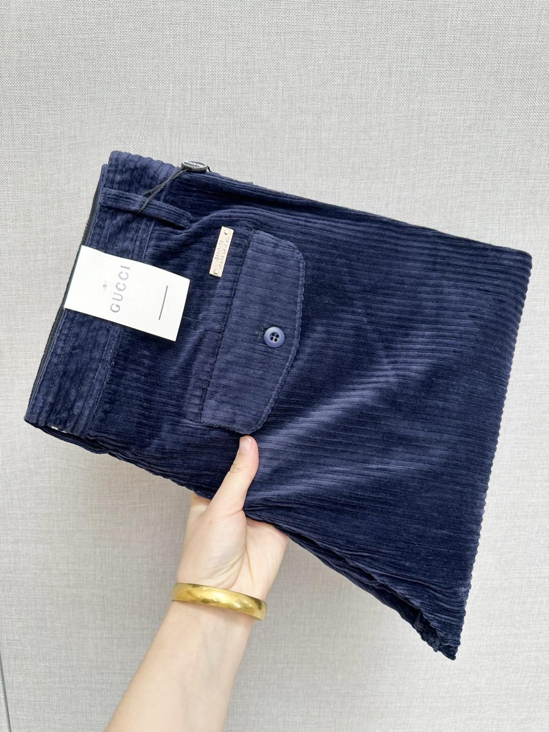 NO:623462,GUCCI latest trade order corduroy casual pants!  Full condition!  !  Customized exclusive corduroy fabric tailoring!  The upper body is comfortable and breathable, not stiff, and has a rich three-dimensional feel overall. It is a quality export order that meets the simple needs of commuters. The upper body effect is very good, slimming, and not picky about the figure. The fabric workmanship... is impeccable. Only good craftsmanship and good fabrics can make you wear a good taste. It is a must-have item for everyone!  Size 29-38,,gucci,alexander wang19860909GUCCI 最新贸易订单灯芯绒休闲裤！全品相！！定制专属灯芯绒面料剪裁！上身舒适透气,不僵硬,整体有着丰富的立体感,品质出口订单,满足通勤人们对于着装的简约需求,上身效果很好,显瘦,不挑剔身材.面料做工....无可挑剔,好工艺好面料才能穿出好品味一款,人手必备单品！尺码29—38,,gucci,alexander wang,Men's clothing