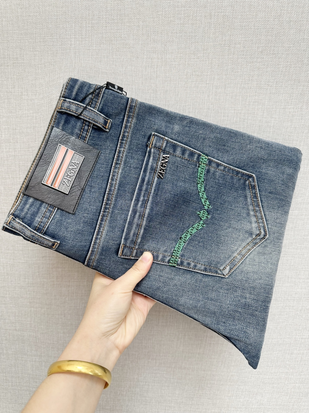 NO:623457,Z official website counters are available at the same time, the original order is very good, a super stylish pair of jeans, customized original washed denim fabric, unique design, top-notch printing technology letter pattern logo, original hardware accessories decoration, an extremely outstanding pair of jeans, the materials and craftsmanship are extremely luxurious and exquisite, extremely high-grade, handsome and stylish upper body, recommended, code number 28-38,, jeans, alexander wang19860909Z 官网专柜同步有售,原单狠货,超级有范儿的一款牛仔裤,定制原版水洗牛仔面料,独特设计,顶级印花工艺字母图案logo,原版五金辅料装饰,极为翘楚的一款牛仔裤,用料与工艺都极致奢华精湛,档次极高,上身帅气有型,推荐,码数28—38,,jeans,alexander wang,Men's clothing