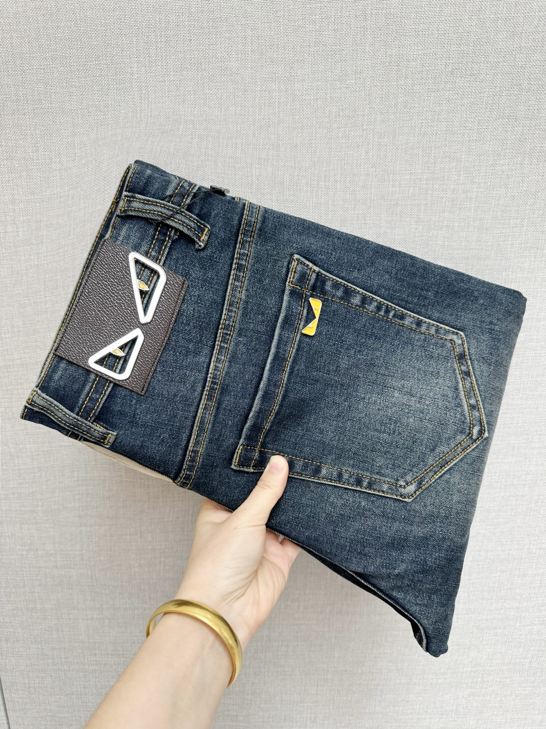 NO:623481,Available at the FD official website counter at the same time, original order, super stylish jeans, customized original washed denim fabric, unique design, top-notch printing technology letter pattern logo, original hardware accessories decoration, an extremely outstanding pair of jeans, the materials and craftsmanship are extremely luxurious and exquisite, extremely high-grade, handsome and stylish upper body, recommended, code number 28-38,, jeans, alexander wang19860909FD 官网专柜同步有售,原单狠货,超级有范儿的一款牛仔裤,定制原版水洗牛仔面料,独特设计,顶级印花工艺字母图案logo,原版五金辅料装饰,极为翘楚的一款牛仔裤,用料与工艺都极致奢华精湛,档次极高,上身帅气有型,推荐,码数28—38,,jeans,alexander wang,Men's clothing