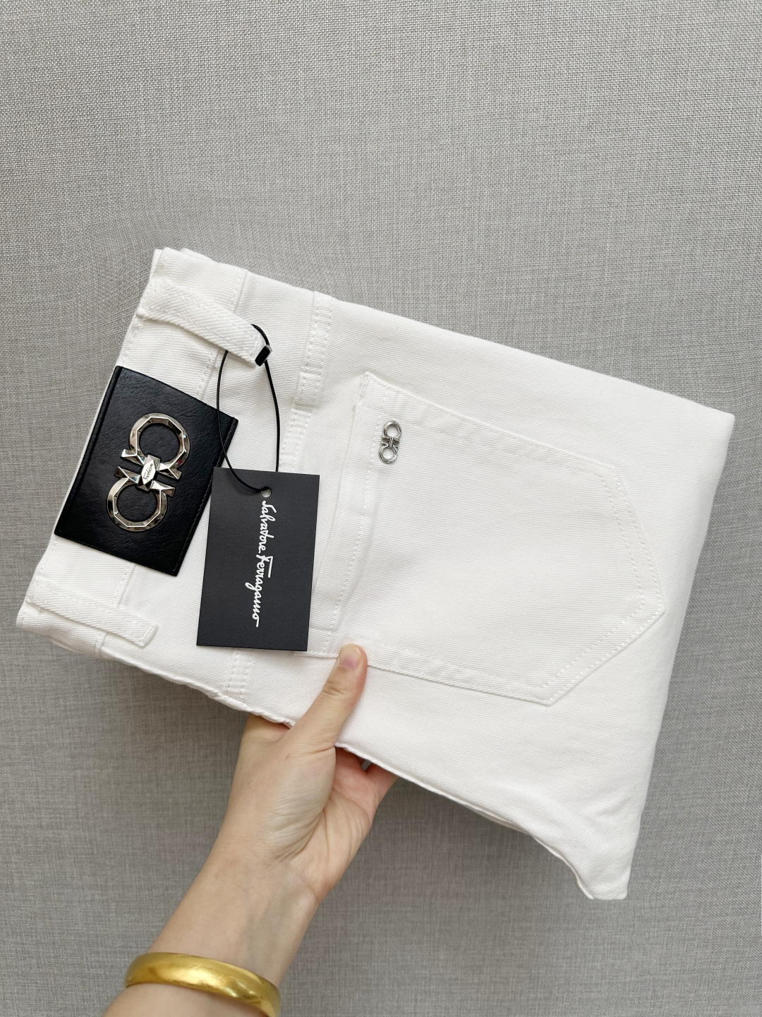 NO:623490,Ferragamo's official website counters are available at the same time, original goods, super stylish jeans, customized original washed denim fabric, unique design, top-notch printing technology letter pattern logo, original hardware accessories decoration, an extremely outstanding pair of jeans, the materials and craftsmanship are extremely luxurious and exquisite, extremely high-grade, handsome and stylish upper body, recommended, code number 28-38,,ferragamo,jeans,alexander wang19860909菲拉格慕 官网专柜同步有售,原单狠货,超级有范儿的一款牛仔裤,定制原版水洗牛仔面料,独特设计,顶级印花工艺字母图案logo,原版五金辅料装饰,极为翘楚的一款牛仔裤,用料与工艺都极致奢华精湛,档次极高,上身帅气有型,推荐,码数28—38,,ferragamo,jeans,alexander wang,Men's clothing