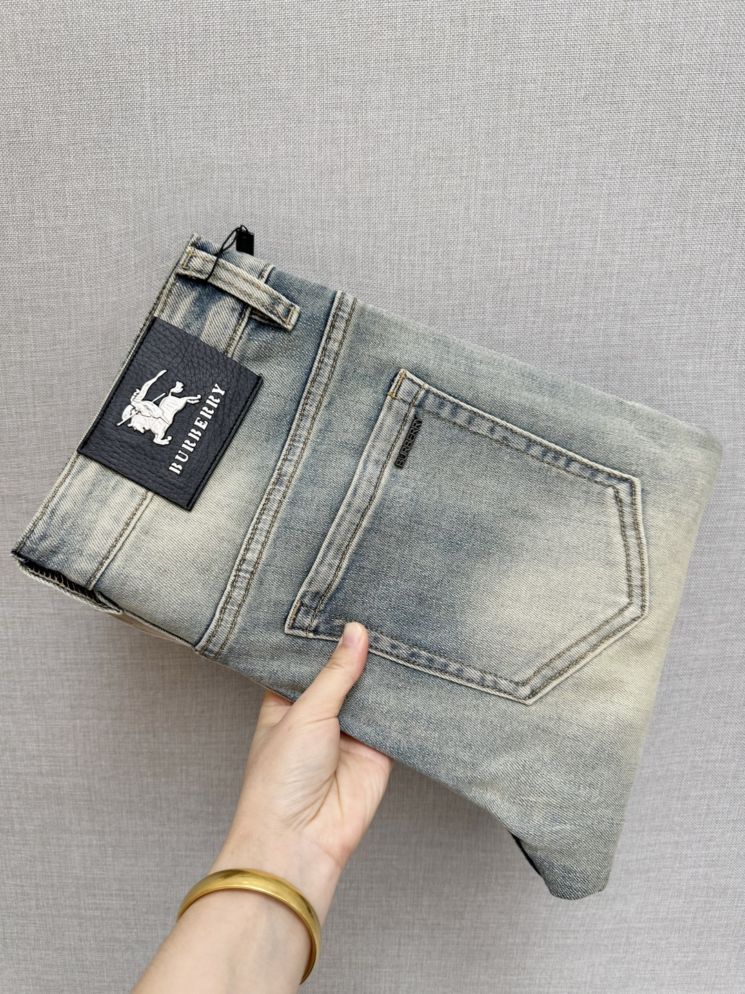 NO:623452,BURB official website counters are available at the same time, the original order is very good, a super stylish pair of jeans, customized original washed denim fabric, unique design, top-notch printing technology letter pattern logo, original hardware accessories decoration, an extremely outstanding pair of jeans, the materials and craftsmanship are extremely luxurious and exquisite, extremely high-grade, handsome and stylish upper body, recommended, size 28-38, burberry, jeans, alexander wang19860909BURB 官网专柜同步有售,原单狠货,超级有范儿的一款牛仔裤,定制原版水洗牛仔面料,独特设计,顶级印花工艺字母图案logo,原版五金辅料装饰,极为翘楚的一款牛仔裤,用料与工艺都极致奢华精湛,档次极高,上身帅气有型,推荐,码数28—38,,burberry,jeans,alexander wang,Men's clothing