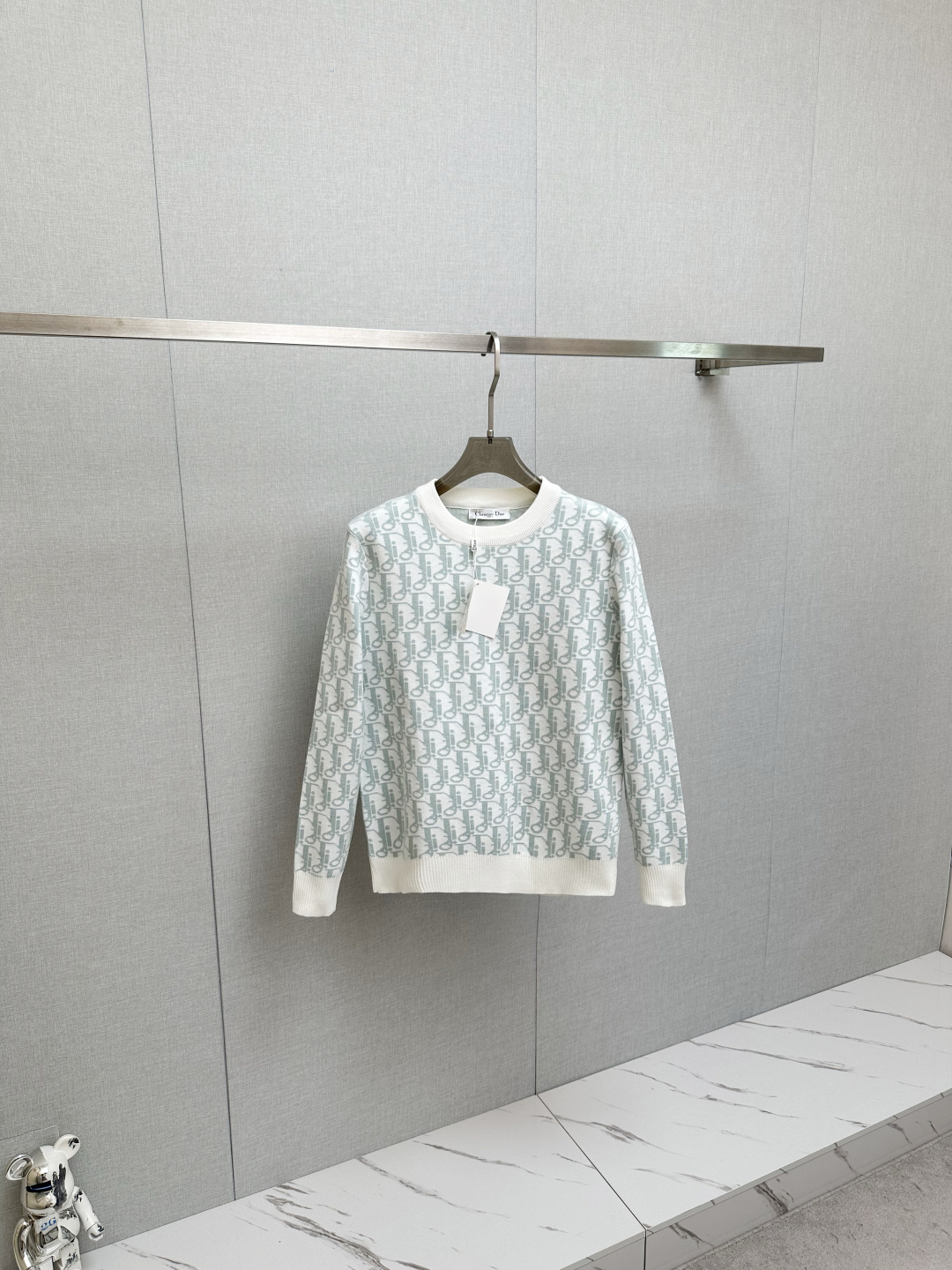 NO:615186,DIOR 2025 new sweater, logo design on the chest!  Trading company channels are rare and available on the official website simultaneously!  Autumn and winter series classic design!  This sweater is made of imported knitted wool!  The soft and dense terry texture makes it breathable and comfortable to wear next to the skin. The color is beautiful, eye-catching and fashionable. The unique pattern will definitely make you stand out in the crowd!  Casual cut design!  The upper body effect is age-reducing and versatile, making it easy to wear casually every day. Sizes M-3XL, dior, sweaters, alexander wang19860909DIOR 2025新款毛衣,胸前logo设计！贸易公司渠道稀出,同步官网发售！秋冬系列经典设计！此款毛衣甄选客供进口针织羊毛材质！柔软绵密的毛圈肌理,贴身穿着透气亲肤舒适,色彩靓丽、吸睛时髦度爆棚,与众不同的图案绝对可以让你在人群中出彩万分！休闲版型裁剪设计！上身效果减龄又百搭,轻松Get起日常休闲穿搭.尺码M-3XL,,dior,sweaters,alexander wang,Men's clothing