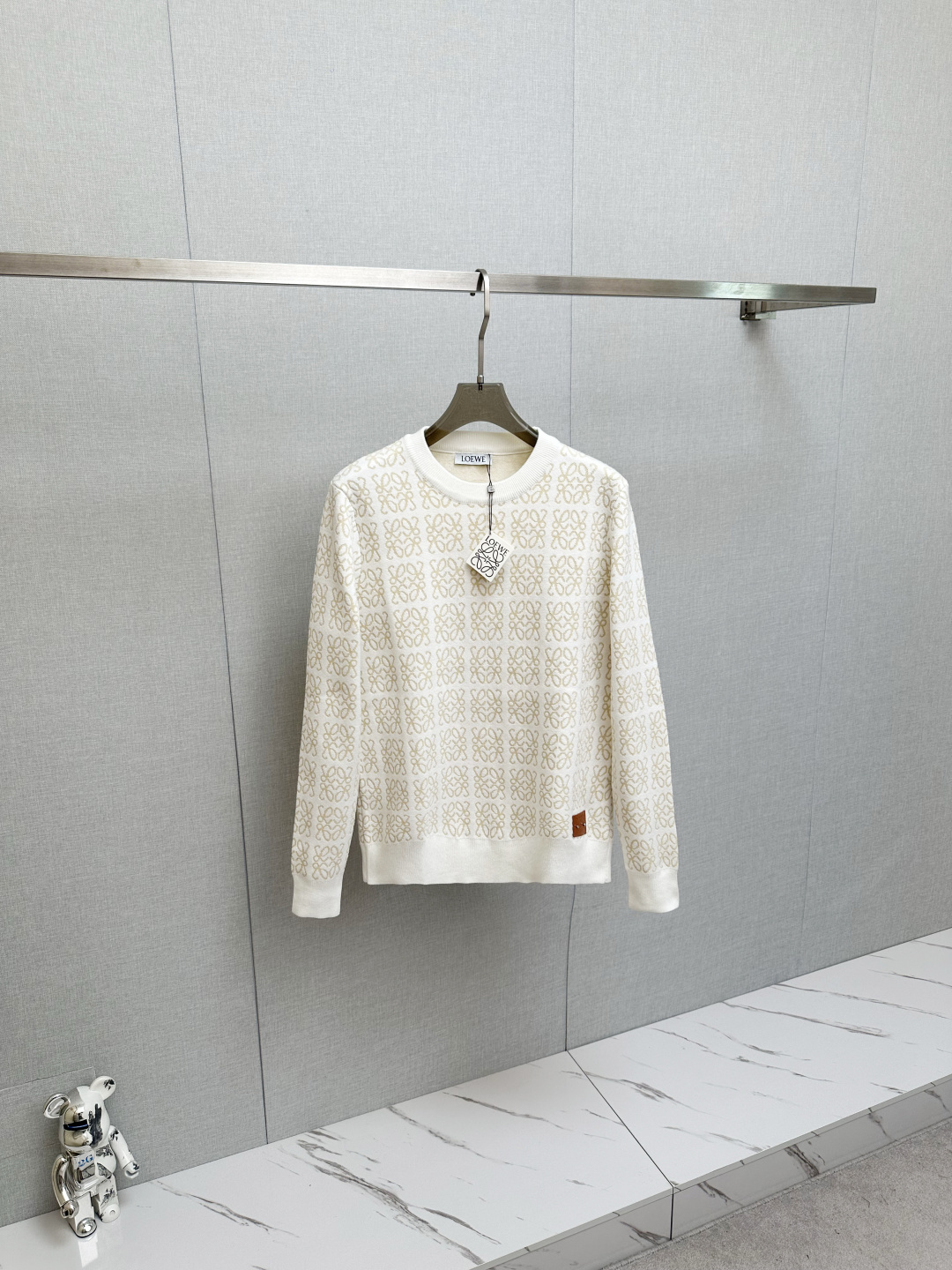 NO:615189,LOEWE 2025 new sweater, logo design on the chest!  Trading company channels are rare and available on the official website simultaneously!  Autumn and winter series classic design!  This sweater is made of imported knitted wool!  The soft and dense terry texture makes it breathable and comfortable to wear next to the skin. The color is beautiful, eye-catching and fashionable. The unique pattern will definitely make you stand out in the crowd!  Casual cut design!  The upper body effect is age-reducing and versatile, making it easy to wear casually every day. Sizes M-3XL, loewe, sweaters, alexander wang19860909LOEWE 2025新款毛衣,胸前logo设计！贸易公司渠道稀出,同步官网发售！秋冬系列经典设计！此款毛衣甄选客供进口针织羊毛材质！柔软绵密的毛圈肌理,贴身穿着透气亲肤舒适,色彩靓丽、吸睛时髦度爆棚,与众不同的图案绝对可以让你在人群中出彩万分！休闲版型裁剪设计！上身效果减龄又百搭,轻松Get起日常休闲穿搭.尺码M-3XL,,loewe,sweaters,alexander wang,Men's clothing