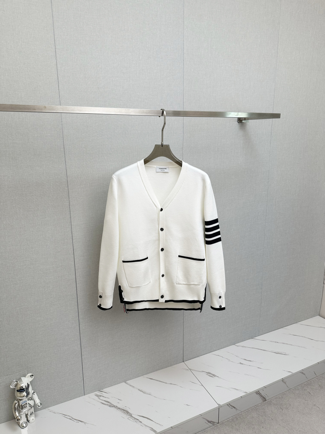 NO:615204,TB 2025 new sweater, logo design on the chest!  Trading company channels are rare and available on the official website simultaneously!  Autumn and winter series classic design!  This sweater is made of imported knitted wool!  The soft and dense terry texture makes it breathable and comfortable to wear next to the skin. The color is beautiful, eye-catching and fashionable. The unique pattern will definitely make you stand out in the crowd!  Casual cut design!  The upper body effect is age-reducing and versatile, and it can be easily worn as a daily casual wear. Sizes M-3XL,,sweaters,alexander wang19860909TB 2025新款毛衣,胸前logo设计！贸易公司渠道稀出,同步官网发售！秋冬系列经典设计！此款毛衣甄选客供进口针织羊毛材质！柔软绵密的毛圈肌理,贴身穿着透气亲肤舒适,色彩靓丽、吸睛时髦度爆棚,与众不同的图案绝对可以让你在人群中出彩万分！休闲版型裁剪设计！上身效果减龄又百搭,轻松Get起日常休闲穿搭.尺码M-3XL,,sweaters,alexander wang,Men's clothing