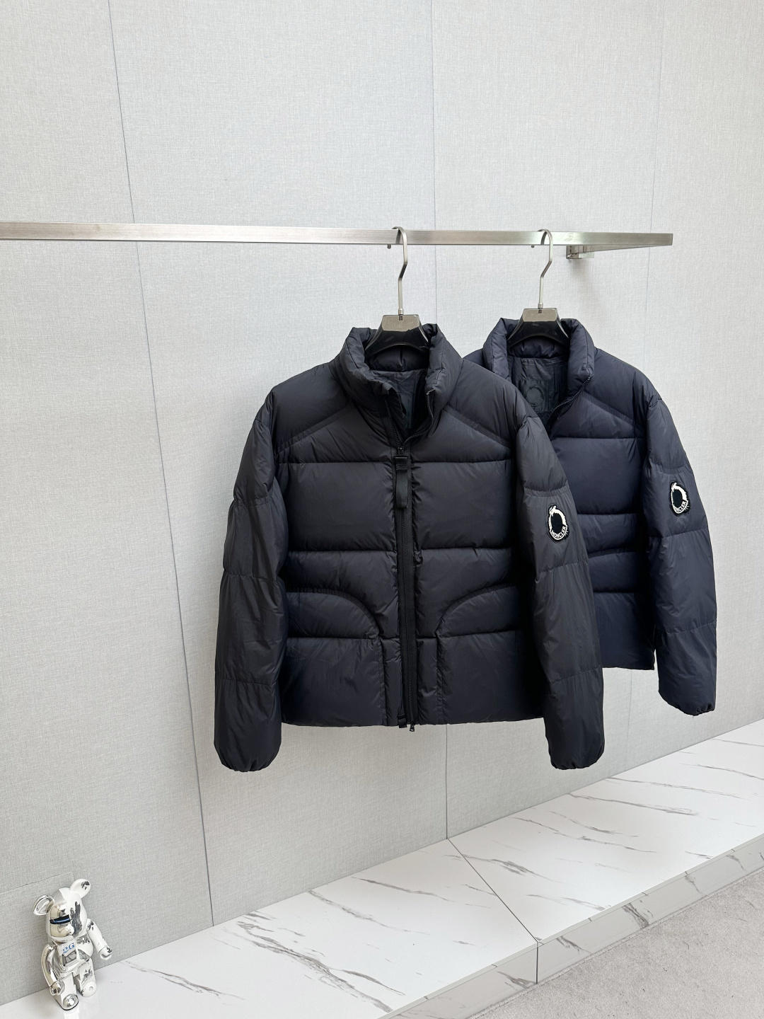 NO:597403,MO's hot exclusive hot new 2025 autumn and winter down jacket. Original 1:1 customized hardware accessories are all imported and original customization. Welcome to compare at the counter. Absolutely high quality. Made of top 90 white duck down. Super soft. Filled with fluffy and full feathers. Super heavy fabrics with perfect workmanship. Pay attention to the fabrics are super comfortable. Exclusive model. Non-market goods. Same sizes for men and women. Size 123456, down jacket, alexander wang19860909MO 爆款独家爆款2025秋冬新款羽绒服 原版1:1订制五金配件全进口原版定制 欢迎专柜对比 绝对的高品质 采用顶级90白鸭绒 超柔软 充羽量蓬松饱满 超级重面料做工杠杠的版型完美 注意面料超舒服 独家款 非市场货 男女同款尺码码数.码数123456,,down jacket,alexander wang,Men's clothing