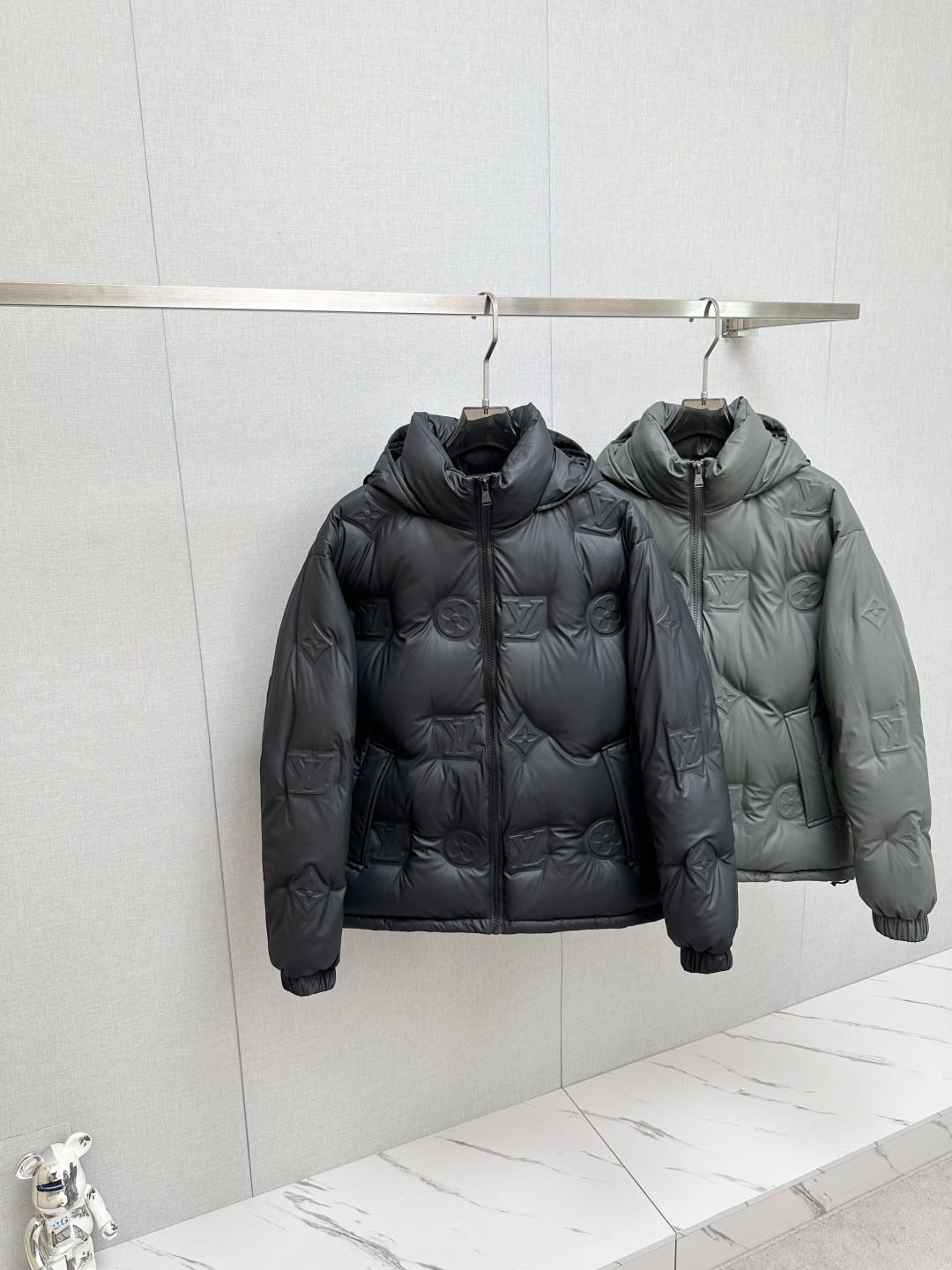 NO:597401,Special down Louis Vuitton 24FW technical film MONOGRAM Presbyopic three-dimensional embossed hooded down jacket This waist jacket is a technical film full Monogram pattern embossed, special goose down version. The whole body is opposite. The sleeves are left and right. The front panel of the hat is opposite. The center point of the back panel of the hat is opposite, and the left and right flowers are opposite. (The center point of the hat's back panel is the LV letter. The left and right flowers are opposite). SIZE: 48-56. black green,,louis vuitton,louis vuitton,louis vuitton,jackets & coats,jackets & coats,down jacket,hats,alexander wang19860909特级羽绒Louis 路易威登24FW科技皮膜MONOGRAM 老花立体浮雕压花连帽羽绒外套 本款束腰夹克为科技皮膜全幅 Monogram 图案 压花浮雕, 特级鹅绒版本.全身对花.袖子左右对花.帽子前幅左右对花.帽子后幅中心点对花,左右对花.(帽子前幅左右花瓣对花帽子后幅中心点为LV字母．左右花辦对花)区分全网 SIZE: 48-56. 黑色 绿色,,louis vuitton,louis vuitton,louis vuitton,jackets & coats,jackets & coats,down jacket,hats,alexander wang,Men's clothing