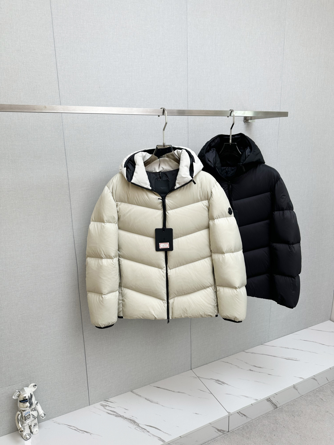 NO:597405,Moncler Mouth Down Jacket 2025 latest fashion designer down jacket. (hood is removable) Every detail shows craftsmanship. The design changes are enough advanced structural tailoring to show men's diverse image changes. They are slim and neat, and tailored to meet the current popular multi-layered outfits. Versatile style for life. High-quality large goods hs (multiple versions on the market, pay attention to contrast details). Size 48-56, Moncler, jackets & coats, down  jacket,hats,alexander wang19860909Moncler蒙口 羽绒服2025最新款时尚设计师款羽绒外套.（连帽可拆卸）处处细节显工艺足够的高级结构性剪裁的设计改变来展现男士多样的形象变化,修身利落、剪裁合体,满足时下正流行的多层次穿搭,生活百搭款式 高品质大货hs (市面多版本,注意对比细节） 码数48-56,,Moncler,jackets & coats,down jacket,hats,alexander wang,Men's clothing