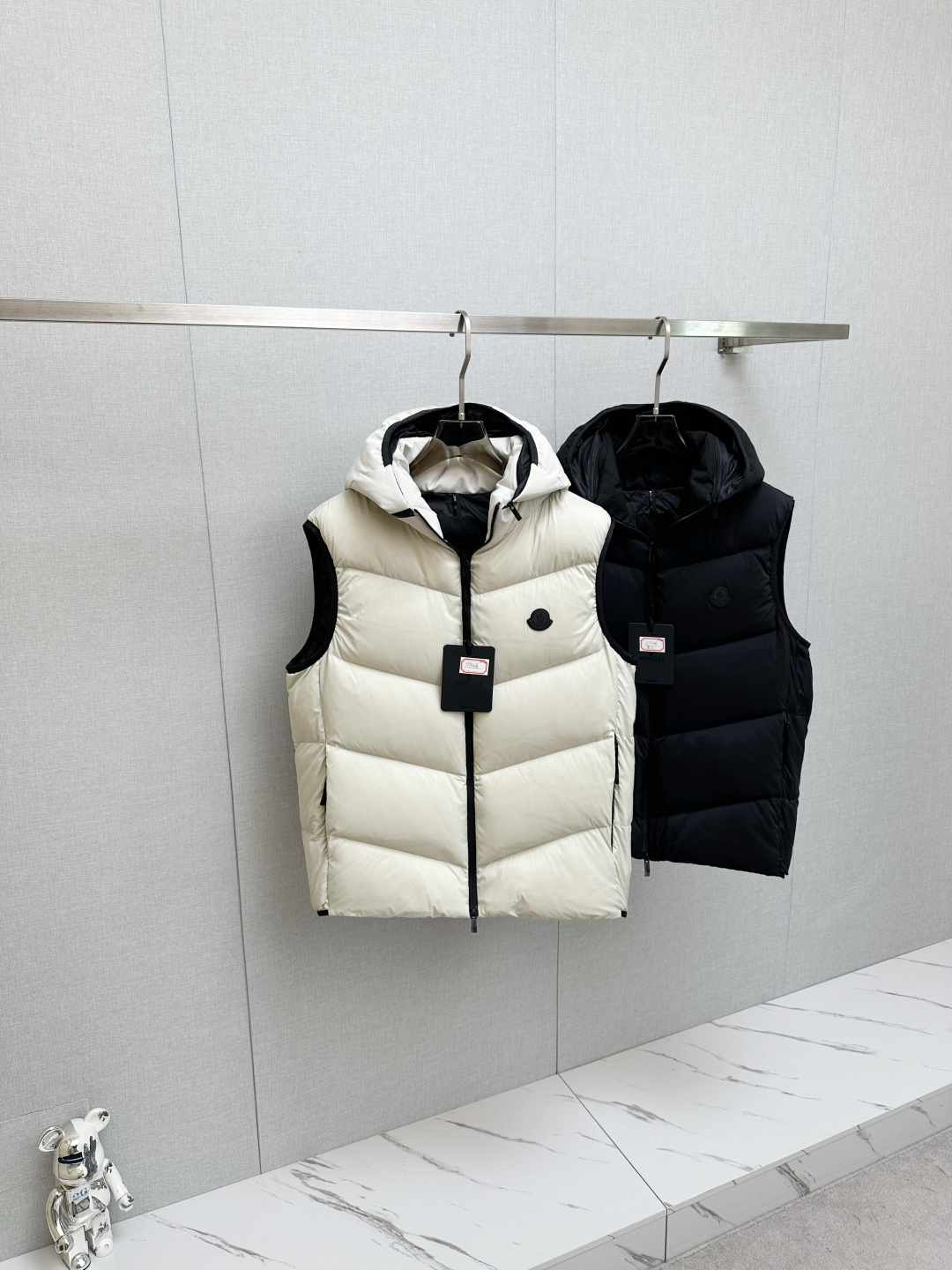 NO:597388,Moncler muzzle down jacket vest 2025 latest fashion designer down jacket. (hood is detachable) Every detail shows craftsmanship. Sufficient advanced structural tailoring design changes to show men's diverse image changes. Slim and neat, tailored to meet the current popular multi-layered outfits. Versatile style for life. High-quality bulk hs (multiple versions on the market, pay attention to contrast details). Size 48-56, Moncler, jackets & coats, down  jacket,hats,alexander wang19860909Moncler蒙口 羽绒服马甲2025最新款时尚设计师款羽绒外套.（连帽可拆卸）处处细节显工艺足够的高级结构性剪裁的设计改变来展现男士多样的形象变化,修身利落、剪裁合体,满足时下正流行的多层次穿搭,生活百搭款式 高品质大货hs (市面多版本,注意对比细节） 码数48-56,,Moncler,jackets & coats,down jacket,hats,alexander wang,Men's clothing