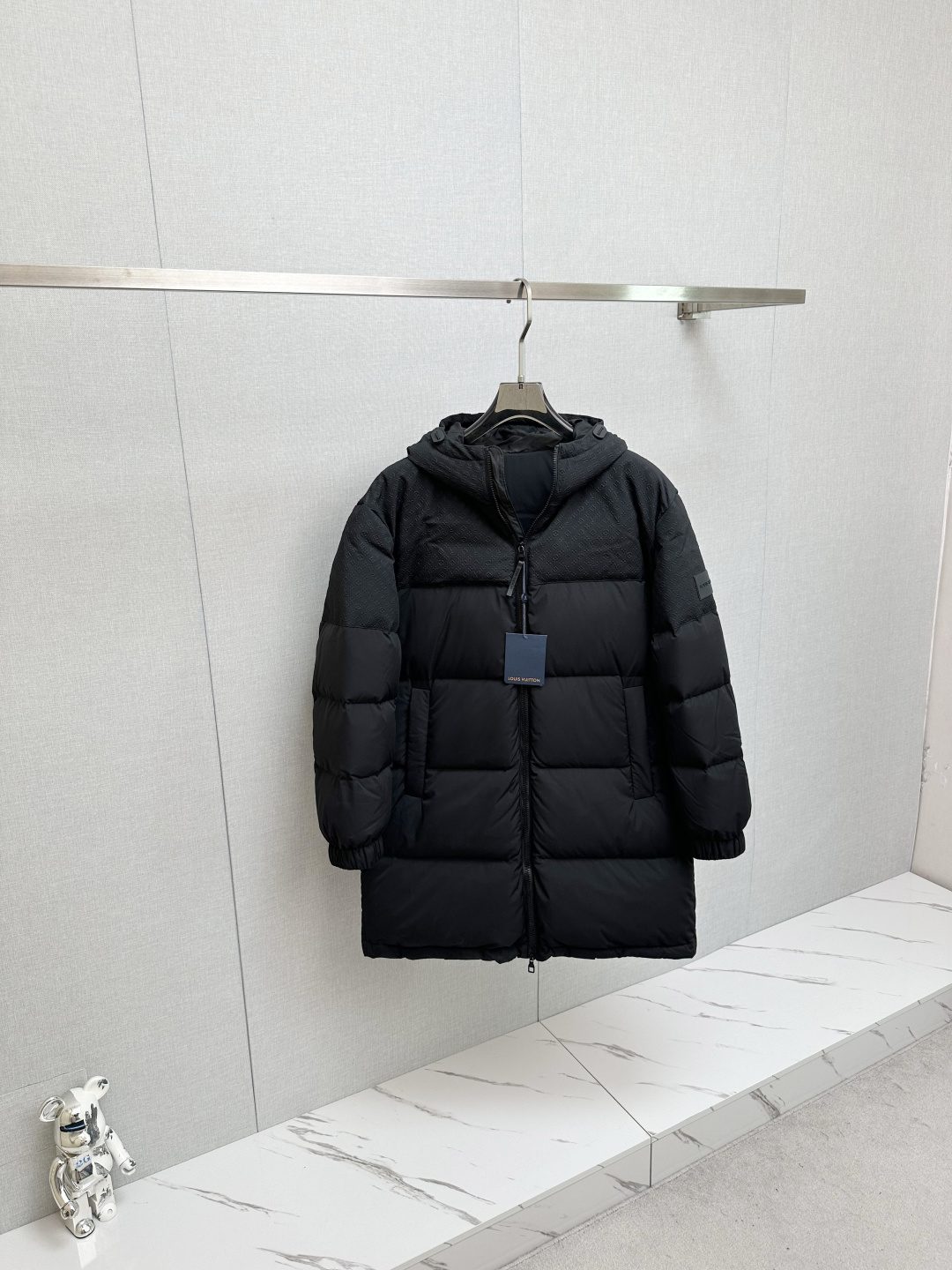 NO:657945,90 goose down, pay attention to the details, long style (higher version comes with blue dust bag) 1V25FW autumn and winter new dark pattern old flower splicing zipper down jacket, same style for men and women with sleeves and arms rubber nameplate detachable hooded stand collar down jacket!  Trading company channels are rare and available on the official website simultaneously!  V's new down jacket is a popular fashion item this winter. This down jacket not only has excellent thermal insulation properties, but also incorporates the brand's classic elements, showing a unique sense of fashion and luxury!  The fabric is made of custom-made high-density nylon material, which has excellent windproof, waterproof and velvet-proof capabilities!  This means you can wear it outside in the cold winter months and stay dry and warm whether it's windy, rainy or snowy!  The shoulder sleeves are spliced ​​with three-dimensional presbyopic dark pattern fabrics. The collision between two different fabrics creates a fashionable and high-end visual effect!  This design not only increases the overall sense of layering, but also makes you look more outstanding when wearing it!  The interior is filled with European standard imported 90 white goose down, which is divided into compartments through horizontal quilting technology, making the down jacket full and fluffy. It not only provides sufficient warmth, but also maintains a light feeling, making you more comfortable and comfortable when wearing it!  The placket zipper puller and the rubber nameplate on the sleeve arm echo each other, as well as the hardware accessories engraved with the brand logo, showing luxurious and elegant details!  The casual and versatile style and detachable hooded stand-up collar design allow both boys and girls to easily interpret different styles, making you the center of attention in different occasions!  Size 48-54,,jackets & coats,jackets & coats,down jacket,hats,alexander wang1986090990鹅绒 认准细节 长款（高版本配有蓝色防尘袋）1V25FW秋冬新款暗纹老花拼接拉链羽绒夹克,男女同款袖臂橡胶铭牌可拆卸连帽立领羽绒服外套！贸易公司渠道稀出,同步官网发售！V家全新羽绒夹克是今年冬季的热门时尚单品,这款羽绒服不仅拥有出色的保暖性能,还融合了品牌的经典元素,展现出独特的时髦高级感！ 面料采用了客供定制的高密度尼龙材质,具有优越的防风防水以及防钻绒的能力！这意味着在寒冷的冬季,您可以放心穿着它外出,无论是风雨交加还是大雪纷飞,都能保持干燥和温暖！肩袖处采用了立体老花暗纹面料进行拼接,两种不同面料间的碰撞营造出了时尚高级的视觉效果！这种设计不仅增加了整体的层次感,也让您在穿着时更加出彩！ 内里填充的是欧标进口90白鹅绒,经过横向绗缝工艺进行分格填充,使得羽绒服的质感饱满蓬松,不仅能提供充足的保暖效果,还能保持轻盈的感觉,让您在穿着时更加舒适自在！门襟拉链头和袖臂上橡胶铭牌相呼应,以及刻有品牌Logo的五金辅料,尽显奢华考究的细节！休闲百搭的版型,可拆卸式连帽立领设计,无论是男生还是女生,都可以轻松演绎出不同的风格,让您在不同场合中都能成为焦点！尺码48-54,,jackets & coats,jackets & coats,down jacket,hats,alexander wang,Men's clothing