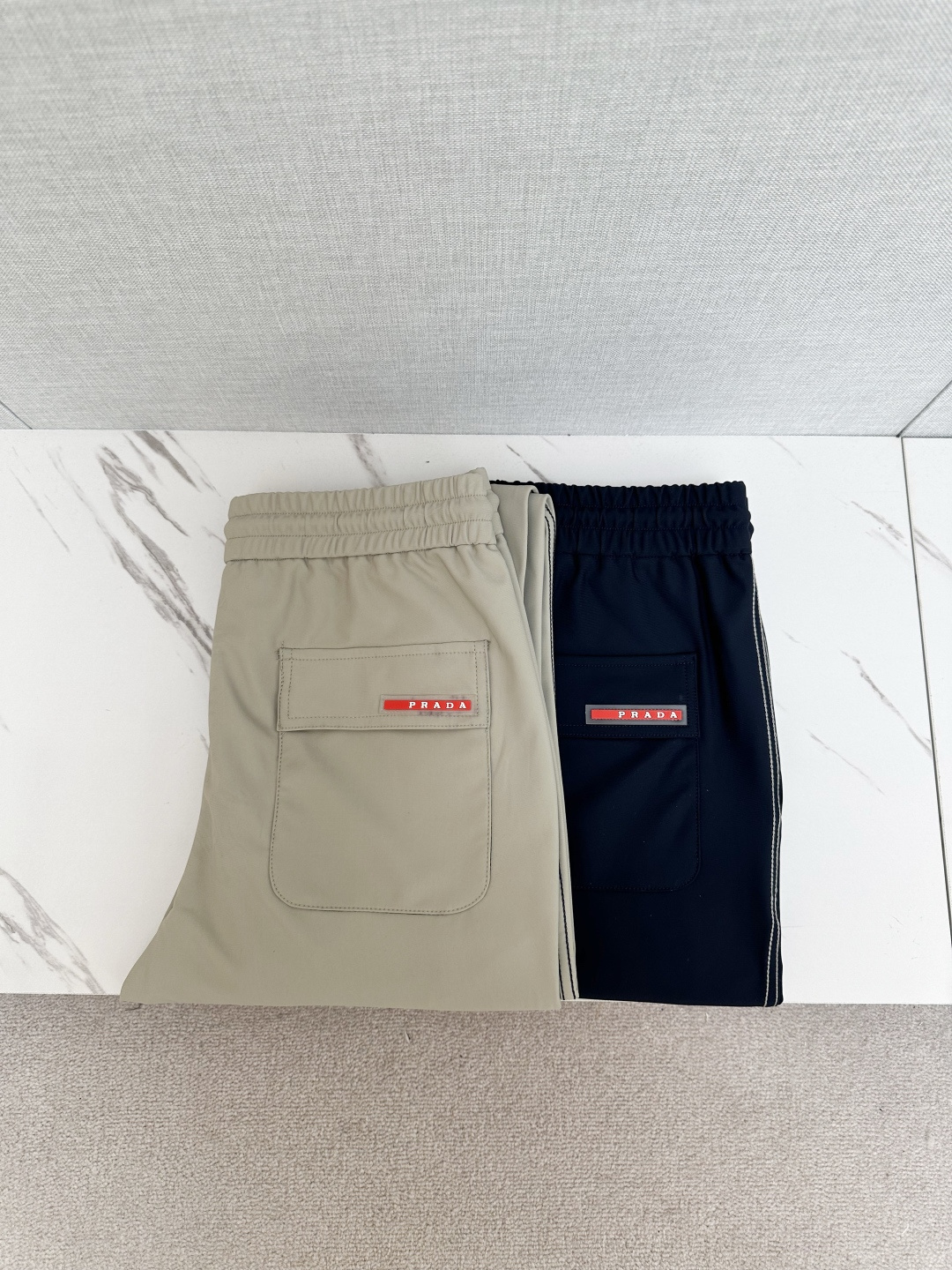 NO:597399,PRADA Home 25 autumn and winter men's boutique casual pants. Italian imported fabrics, the latest upper body style is invincible! You can definitely close your eyes. This pants is very versatile and can be worn for daily work and outdoor sports. It is the perfect combination of fashion and leisure and outdoor sports, so whether you wear it daily or outdoors, it is your best choice. Extremely comfortable. This style is a pair of running casual business pants with an extremely wide range of applications. Color black khaki Size M-3XL, prada, alexander wang19860909PRADA 家25秋冬 男士精品休闲裤.意大利进口面料,最新款上身版型无敌正!绝对可以闭眼收的一款此款裤子非常百搭,日常上班户外运动都可以穿着,是时尚休闲与户外运动的完美结合,所以无论您平时穿或者户外穿都是您的最佳选择.极致舒适性.此款是一件适用范围极其广泛的跑步休闲商务裤 颜色黑色 卡其 尺码M-3XL,,prada,alexander wang,Men's clothing