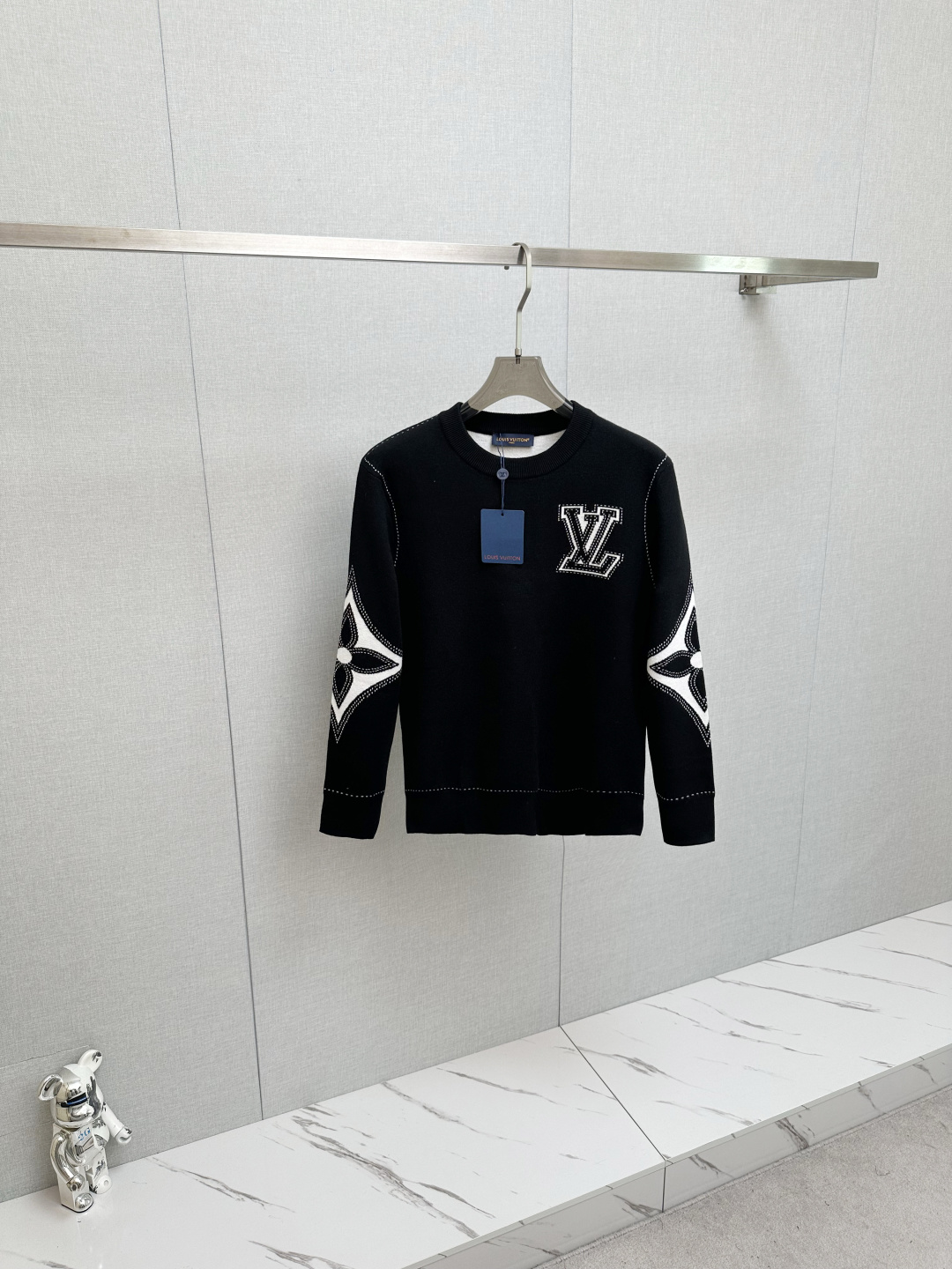 NO:597367,2025 LV new popular SS autumn and winter new sweater. Classic, simple and elegant brand pattern design knitted sweater, made of imported New Zealand sheep wool. Soft, delicate and very comfortable. The design is very simple, dear friends, hurry up and get it!  Size M—3XL,,louis vuitton,sweaters,alexander wang198609092025 LV 新款爆款ss秋冬新品毛衣 经典简约大气品牌图案设计针织毛衣,采用进口新西兰绵羊毛.柔软细腻 非常舒服 .设计非常的简洁,亲们赶紧入手！尺码M—3XL,,louis vuitton,sweaters,alexander wang,Men's clothing