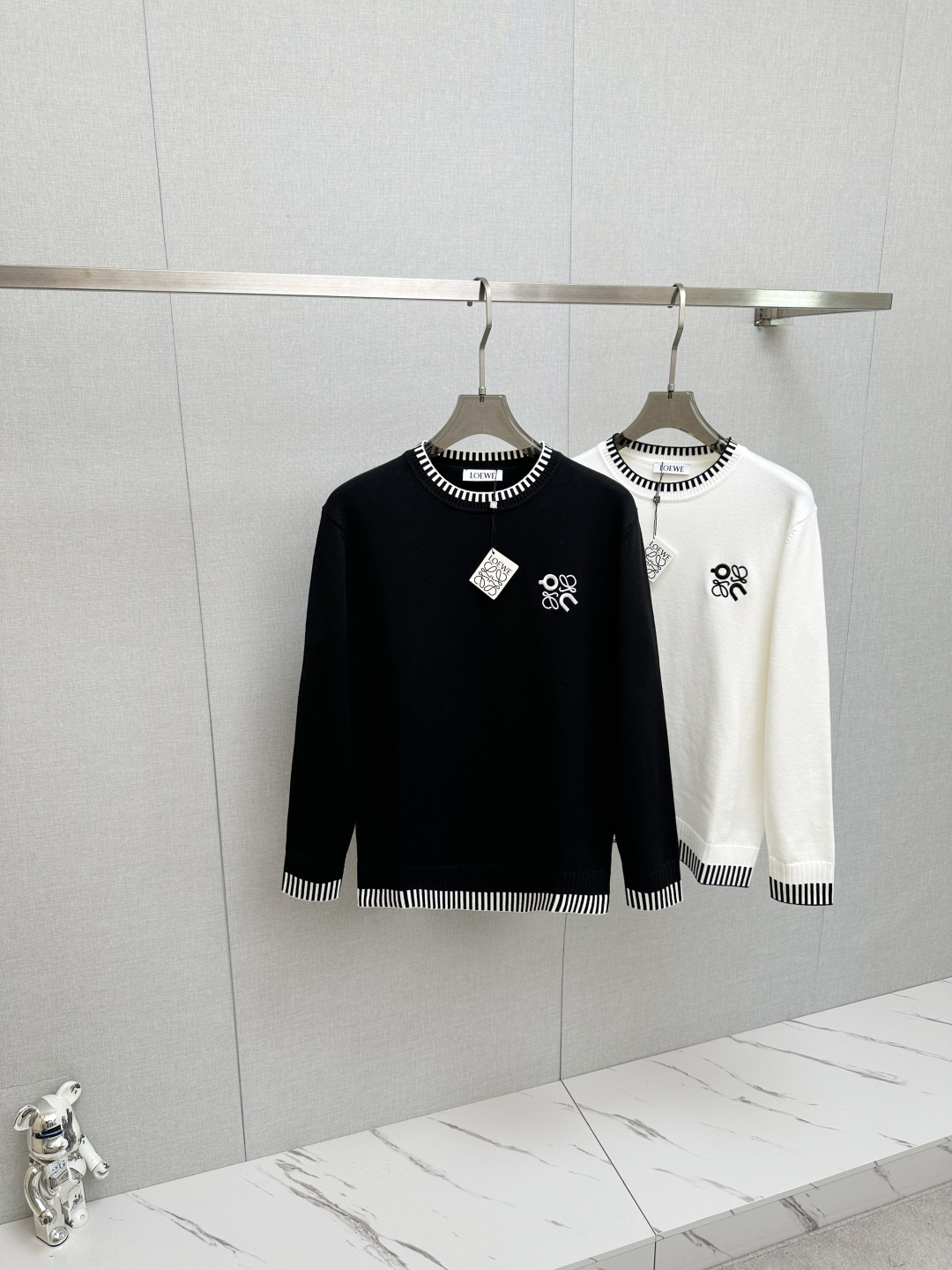 NO:597364,2025 Luo Yiwei's new popular SS autumn and winter new sweater. Classic, simple and elegant brand pattern design knitted sweater, made of imported New Zealand sheep wool. Soft, delicate and very comfortable. The design is very simple, dear friends, hurry up and get it!  Size M—3XL,,loewe,sweaters,alexander wang198609092025 罗意威 新款爆款ss秋冬新品毛衣 经典简约大气品牌图案设计针织毛衣,采用进口新西兰绵羊毛.柔软细腻 非常舒服 .设计非常的简洁,亲们赶紧入手！尺码M—3XL,,loewe,sweaters,alexander wang,Men's clothing