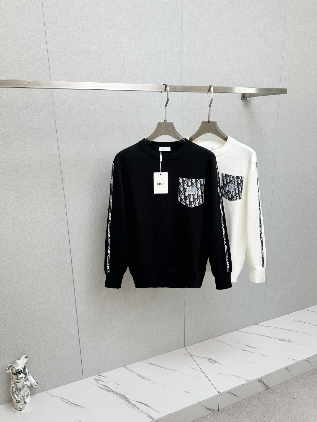 NO:597361,2025 DIOR new popular ss autumn and winter new sweater. Classic, simple and elegant brand pattern design knitted sweater, made of imported New Zealand sheep wool. Soft, delicate and very comfortable. The design is very simple, dear friends, hurry up and get it!  Size M—3XL,,dior,sweaters,alexander wang198609092025 DIOR 新款爆款ss秋冬新品毛衣 经典简约大气品牌图案设计针织毛衣,采用进口新西兰绵羊毛.柔软细腻 非常舒服 .设计非常的简洁,亲们赶紧入手！尺码M—3XL,,dior,sweaters,alexander wang,Men's clothing