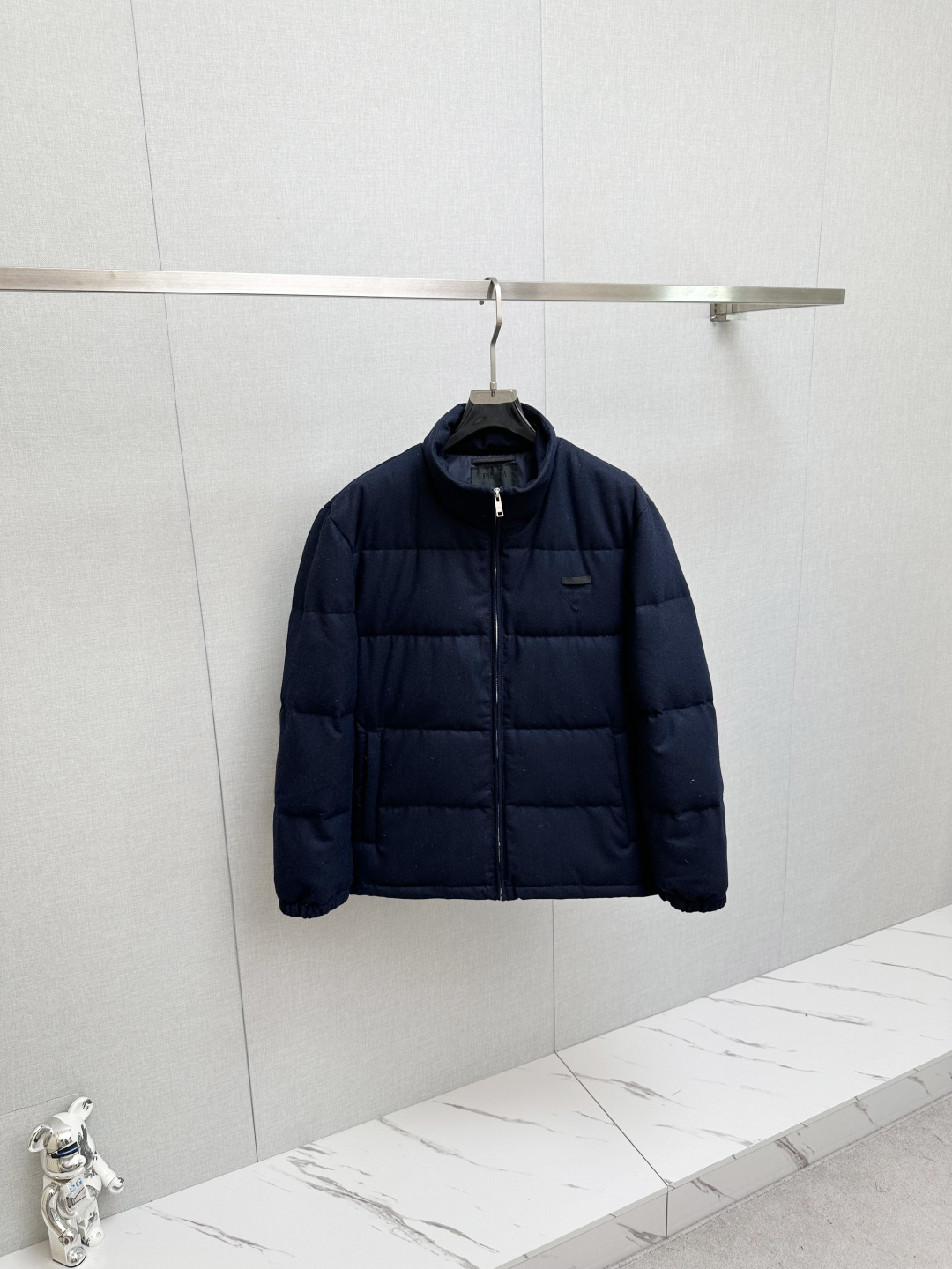 NO:597369,Cashmere fabric Prada/Prada down jacket 2025 autumn and winter new products, complete with three standards, full and full 90 white goose down down jacket, good product without too much introduction, look at the details, counter size M-XXL 175/140 recommended M,, prada, prada, down jacket, alexander wang19860909羊绒面料Prada/普拉达 羽绒服2025年秋冬新品上新 三标齐全 充实饱满90白鹅绒 羽绒服 好货不用过多介绍 看细节 专柜码数M-XXL 175/140建议M,,prada,prada,down jacket,alexander wang,Men's clothing