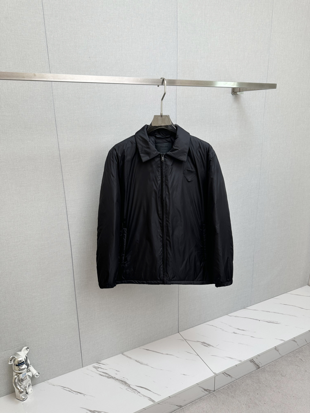 NO:597366,Goose down Prada, Prada minimalist basic triangle down jacket, same style for men and women, new winter clothing, high-end customization!  The favorite series for light and mature business, minimalist style feather 90 white goose down jacket. The fabric is comfortable and stylish!  The upper body is super stylish and handsome, and the version is a three-dimensional cutting design. The whole piece has high warmth retention, and the upper body is warm and stylish without feeling heavy. It is very practical to wear and does not look bloated. It can well prevent the cold wind from invading!  High quality first choice!  Size M-2xl,,prada,prada,jackets & coats,down jacket,alexander wang19860909鹅绒Prada、普拉达 极简基础三角标羽绒服外套 男女同款 冬装新品,高端定制！轻熟商务最爱系列,极简主义风格羽90白鹅绒羽绒服 面料舒适有型！上身超级有型的帅气,版型是立体裁剪的设计 整件保暖度高,上身保暖有型 又不会有负重感 实穿性非常强 不显臃肿 可以很好的防止寒风侵袭！高品质首选！ 尺码M-2xl,,prada,prada,jackets & coats,down jacket,alexander wang,Men's clothing