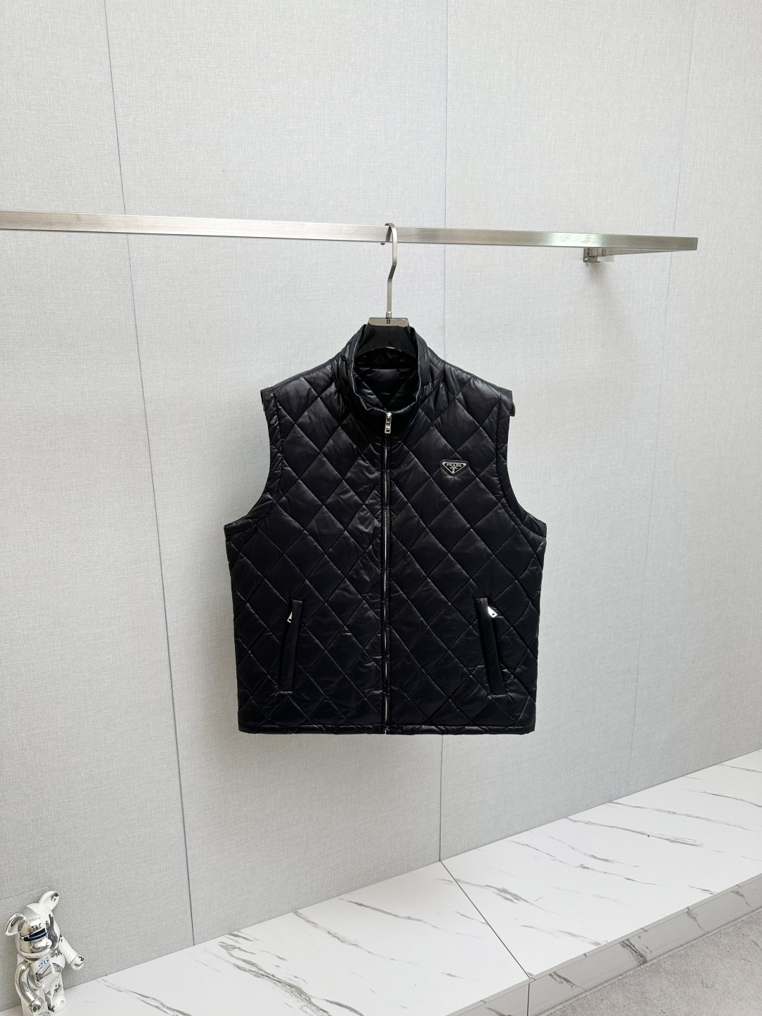 NO:597376,A two-wear, double-sided Prada rhombus down vest. Classic rhombus quilting, simple and advanced. High-quality white goose down and down filling, perfect for warmth retention. The outer layer is windproof and waterproof, perfect for autumn and winter! Zipper closure, easy to put on and take off, pockets on both sides, highly practical sleeveless design, can be layered with shirts or T-shirts, can be easily used for commuting and leisure, it is a must-have and versatile item in the autumn and winter wardrobe!  Size M-2xl,,prada,shirts,tees,t-shirt,down jacket,alexander wang19860909一衣两穿,双面服Prada菱格纹羽绒马甲 经典菱形绗缝,简约又高级.高品质白鹅绒羽绒填充,保暖力 满分,外层防风防水,秋冬穿超合适!拉链开合, 穿脱方便,两侧有口袋,实用性强无袖设计, 叠穿衬衫或T恤都很OK,通勤休闲都能轻松驾驭,是秋冬衣橱必备百搭单品! 尺码M-2xl,,prada,shirts,tees，t-shirt,down jacket,alexander wang,Men's clothing